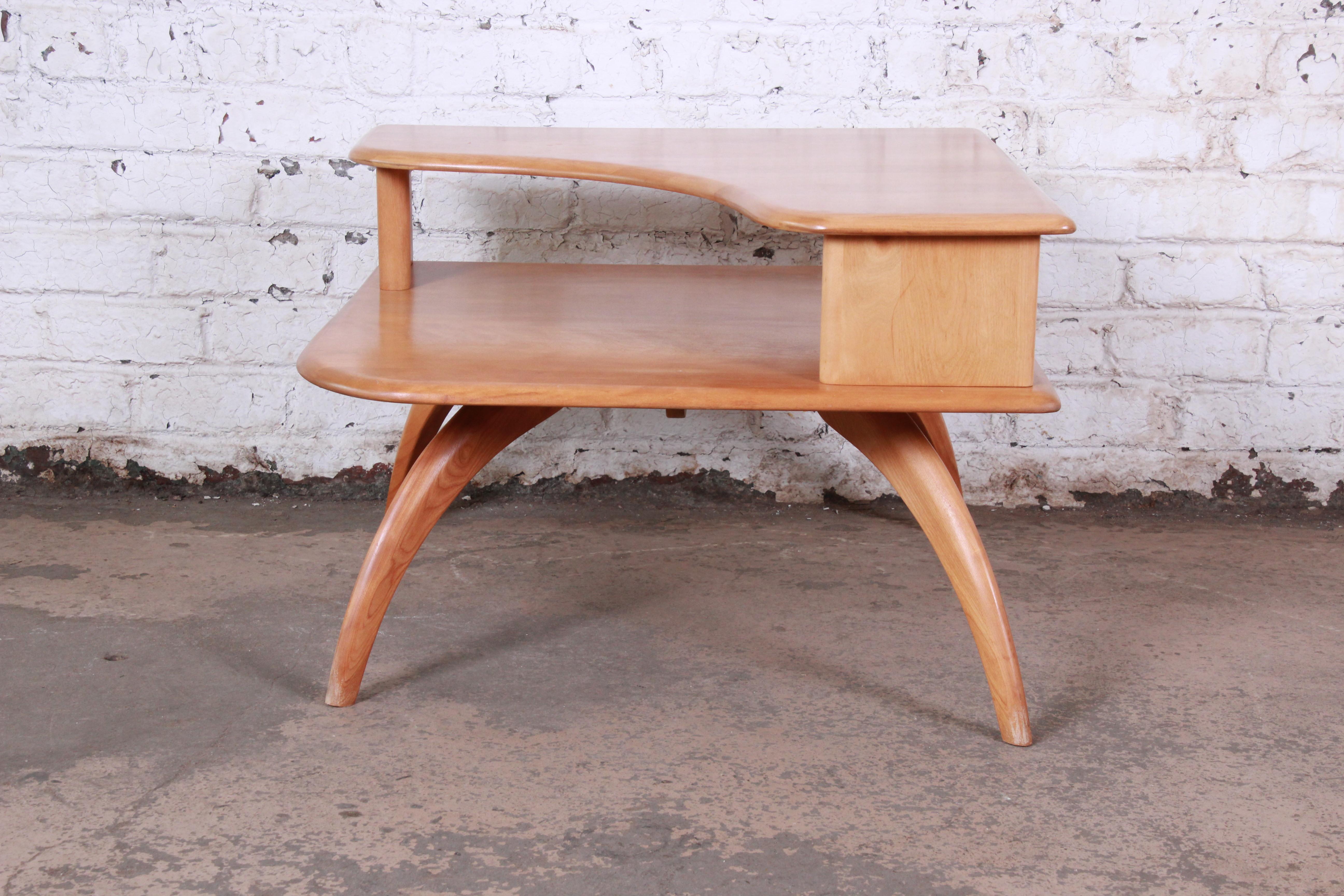 A stunning mid-century modern maple two-tier corner side table

By Heywood-Wakefield

USA, 1950s

Solid maple construction

Measures: 31.25