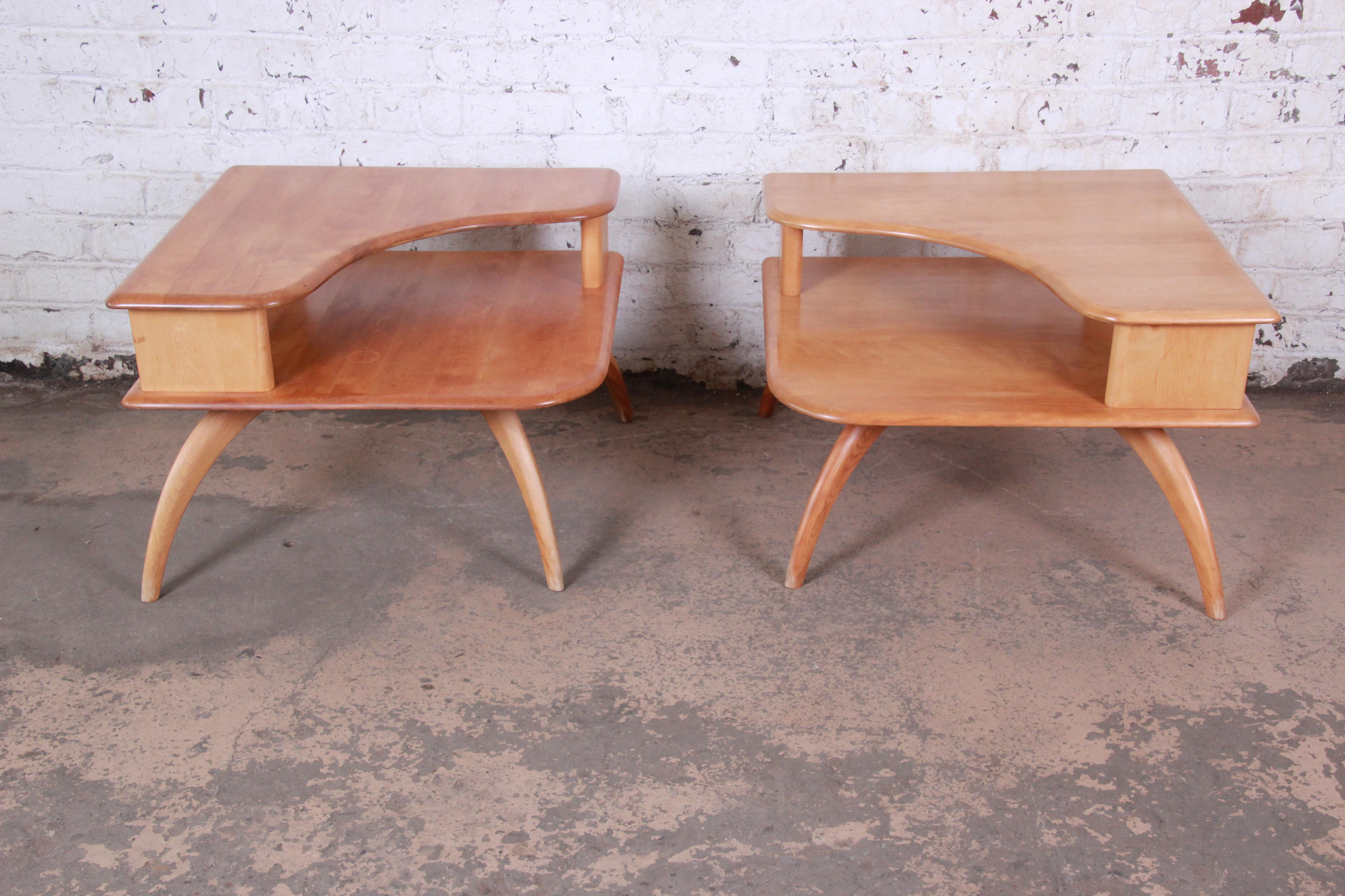 A stunning pair of Mid-Century Modern maple two-tier corner side tables

By Heywood-Wakefield

USA, 1950s

Solid maple construction

Measures: 31.25