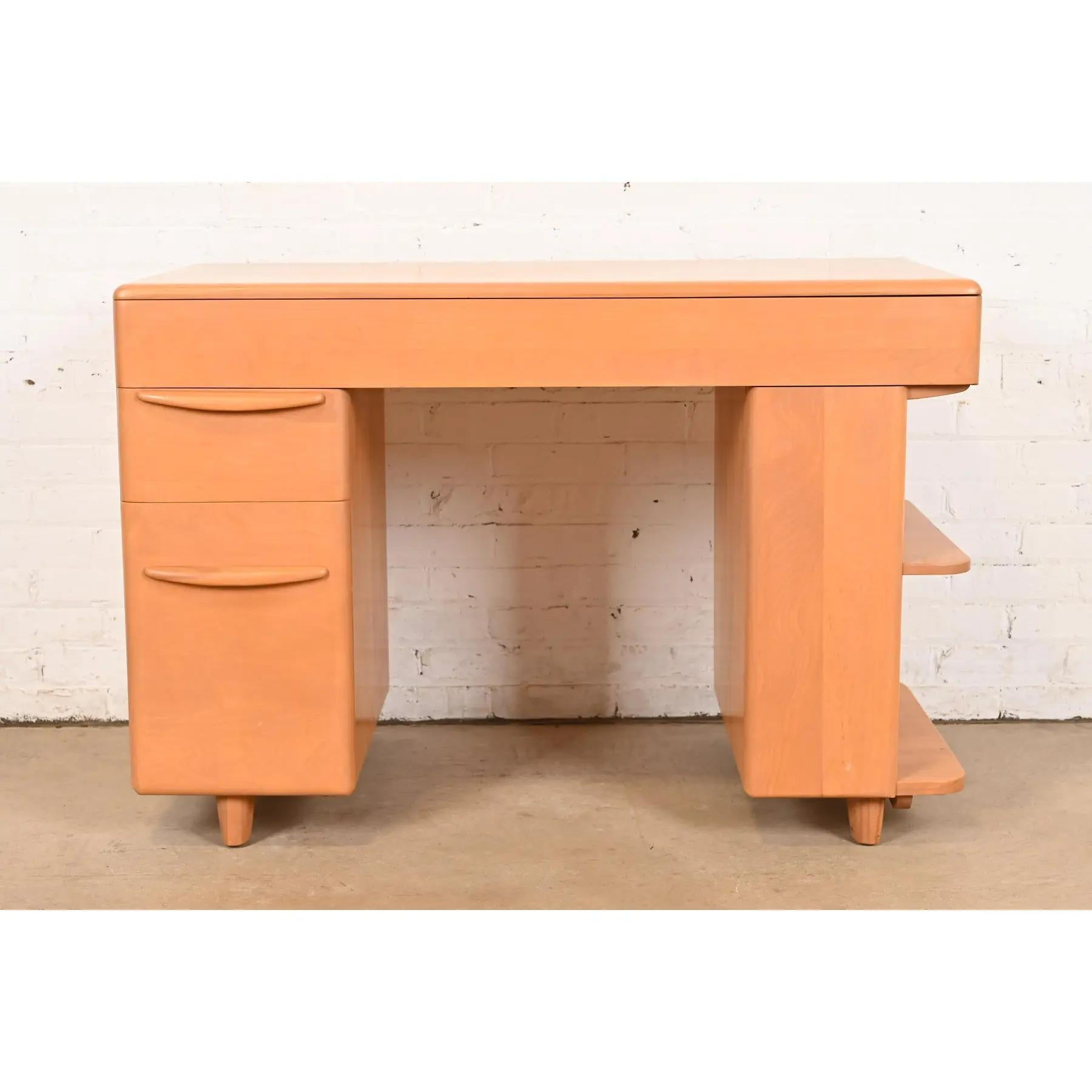 Heywood Wakefield Mid-Century Modern Schreibtisch aus massivem Ahorn mit eingebautem Bücherregal (Moderne der Mitte des Jahrhunderts) im Angebot