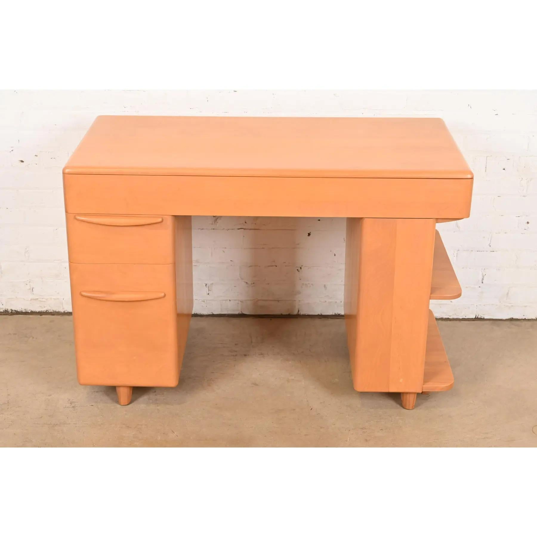 Heywood Wakefield Mid-Century Modern Schreibtisch aus massivem Ahorn mit eingebautem Bücherregal (amerikanisch) im Angebot