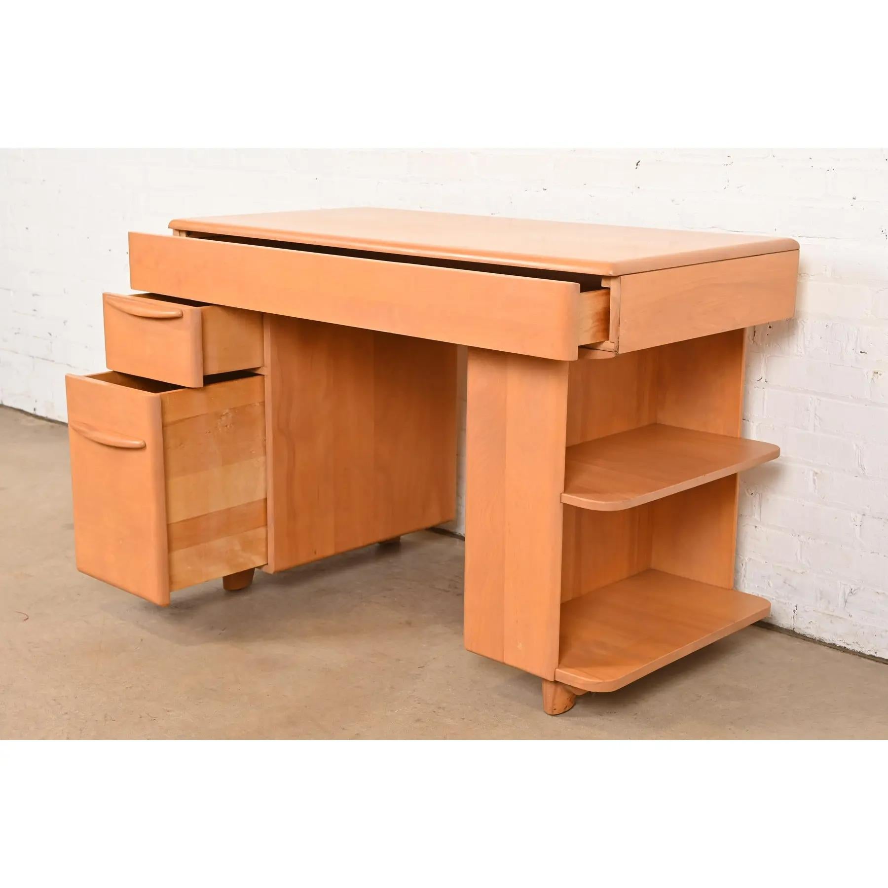 Heywood Wakefield Mid-Century Modern Schreibtisch aus massivem Ahorn mit eingebautem Bücherregal (Mitte des 20. Jahrhunderts) im Angebot
