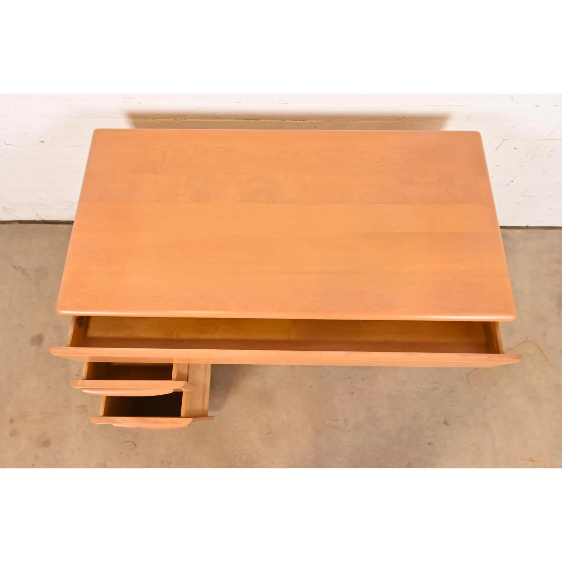 Heywood Wakefield Mid-Century Modern Schreibtisch aus massivem Ahorn mit eingebautem Bücherregal (Ahornholz) im Angebot