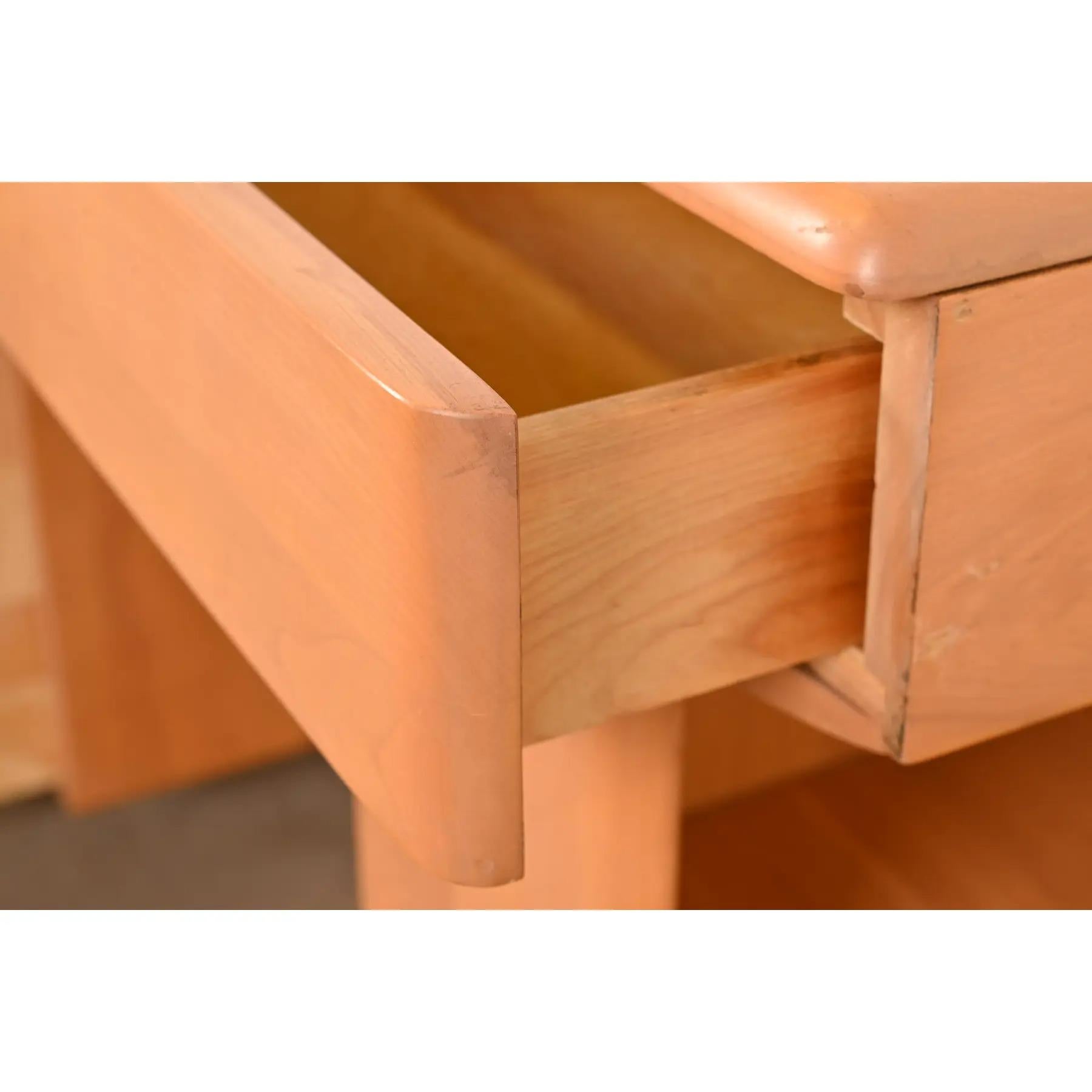 Heywood Wakefield Mid-Century Modern Schreibtisch aus massivem Ahorn mit eingebautem Bücherregal im Angebot 1