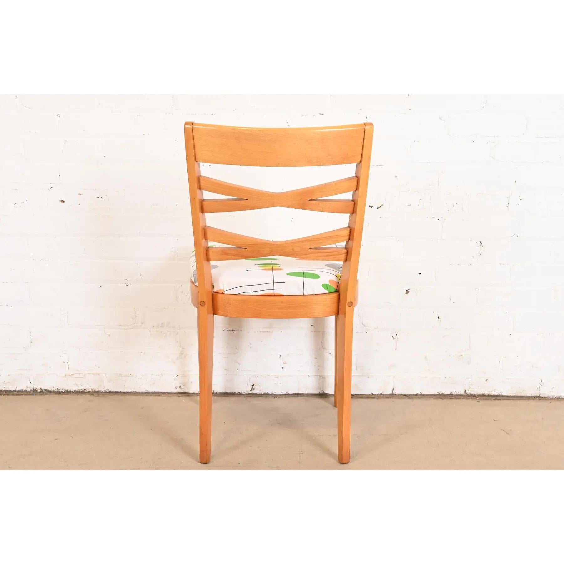 Heywood Wakefield chaises de salle à manger en érable massif modernes du milieu du siècle, ensemble de six chaises en vente 4