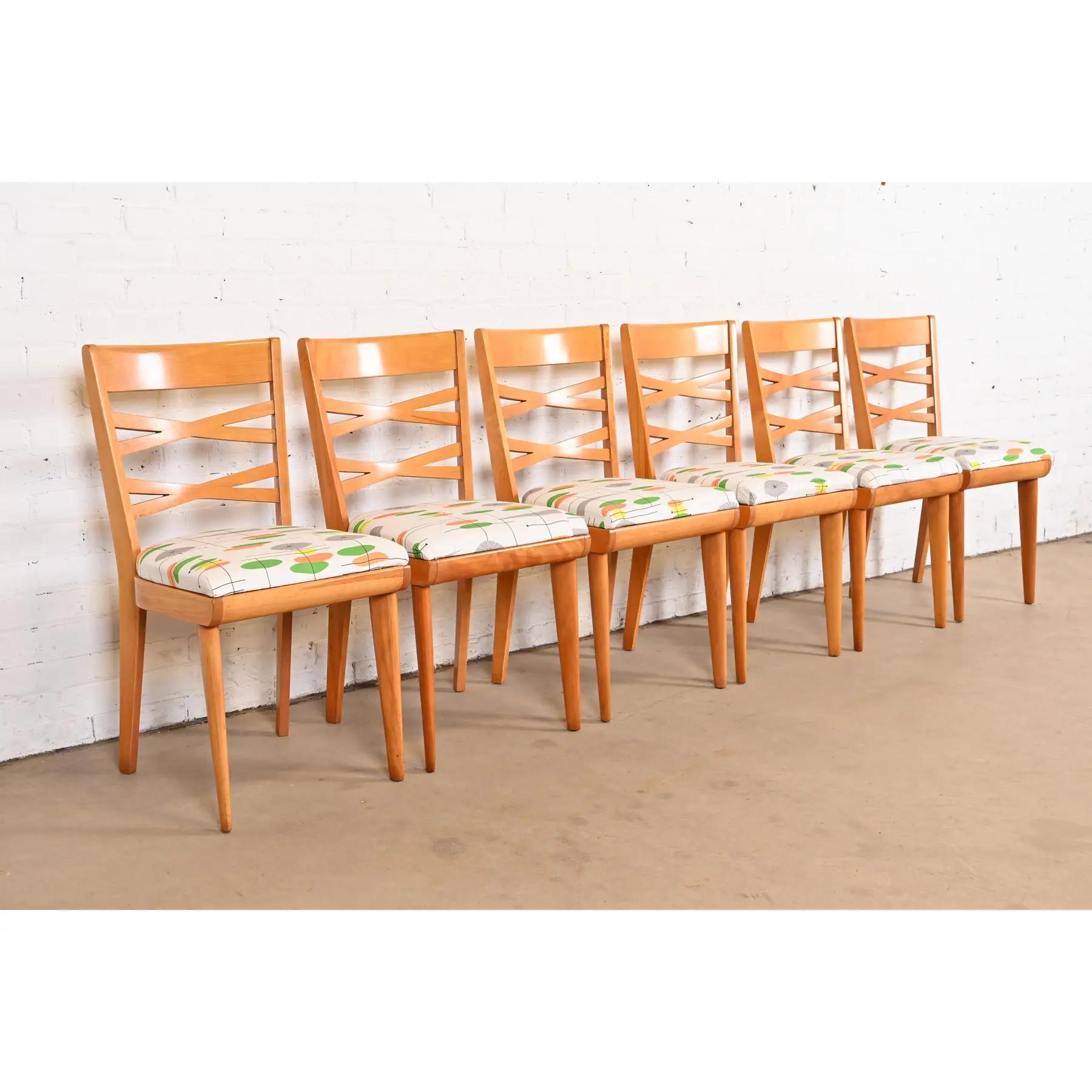 Un magnifique ensemble de six chaises d'appoint ou chaises de salle à manger de style moderne du milieu du siècle dernier.

Par Heywood Wakefield

États-Unis, années 1950

Piétements en érable massif sculpté, avec sièges rembourrés.

Dimensions :