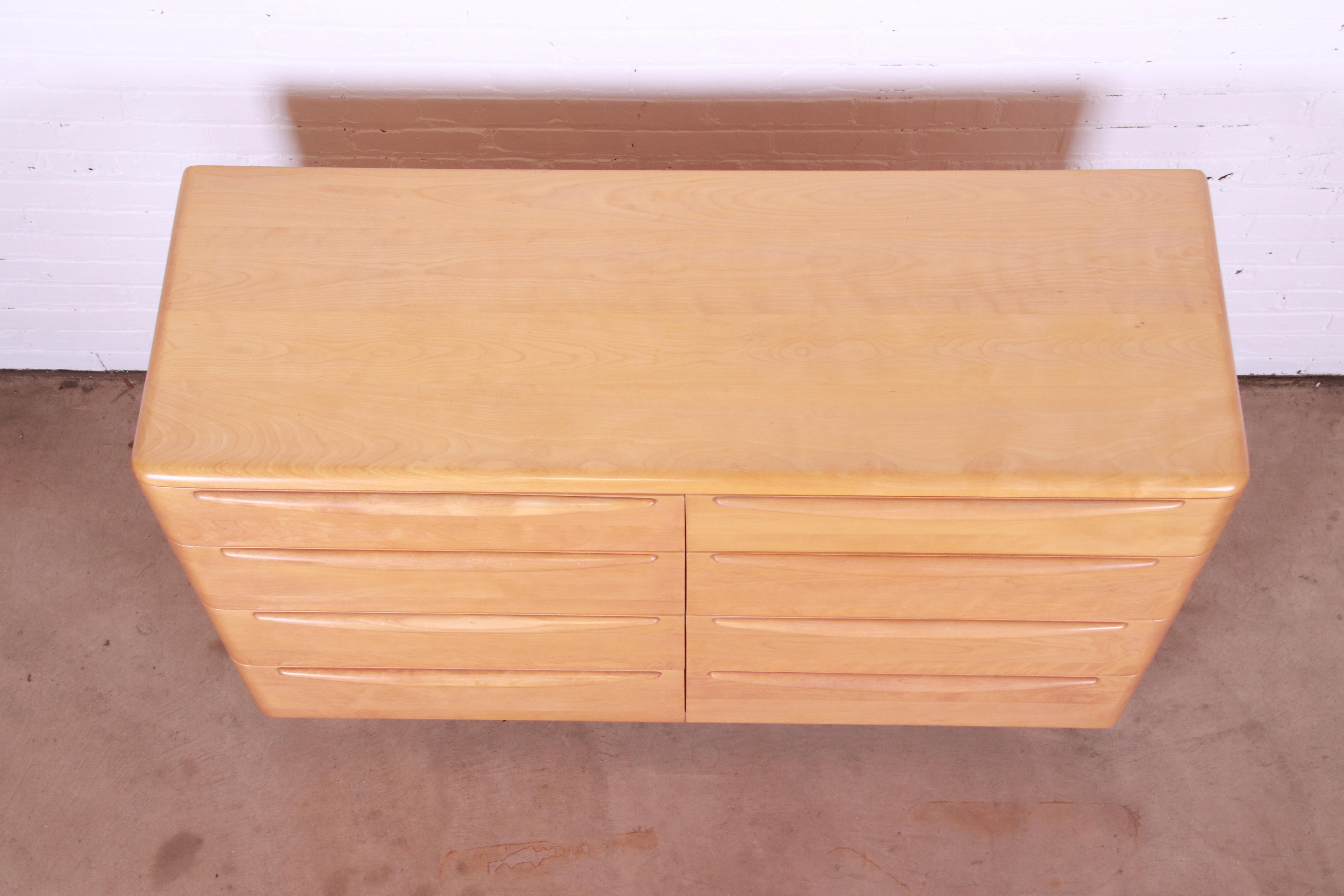 Heywood Wakefield Mid-Century Modern Solid Maple Eight-Drawer Dresser, 1950s 4
