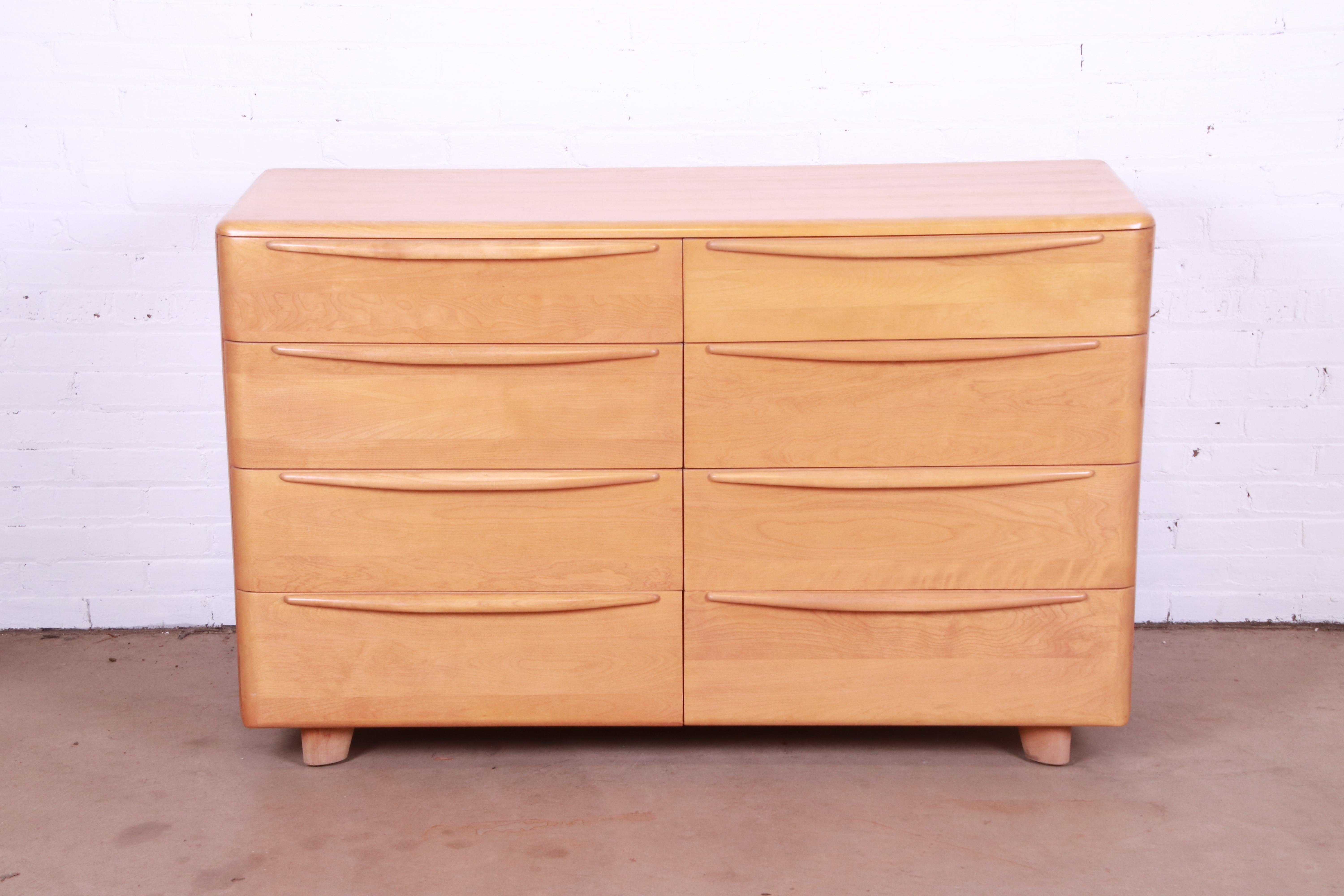 A gorgeous mid-century modern solid maple double dresser or chest of drawers

By Heywood Wakefield

USA, 1950s

Measures: 53.75