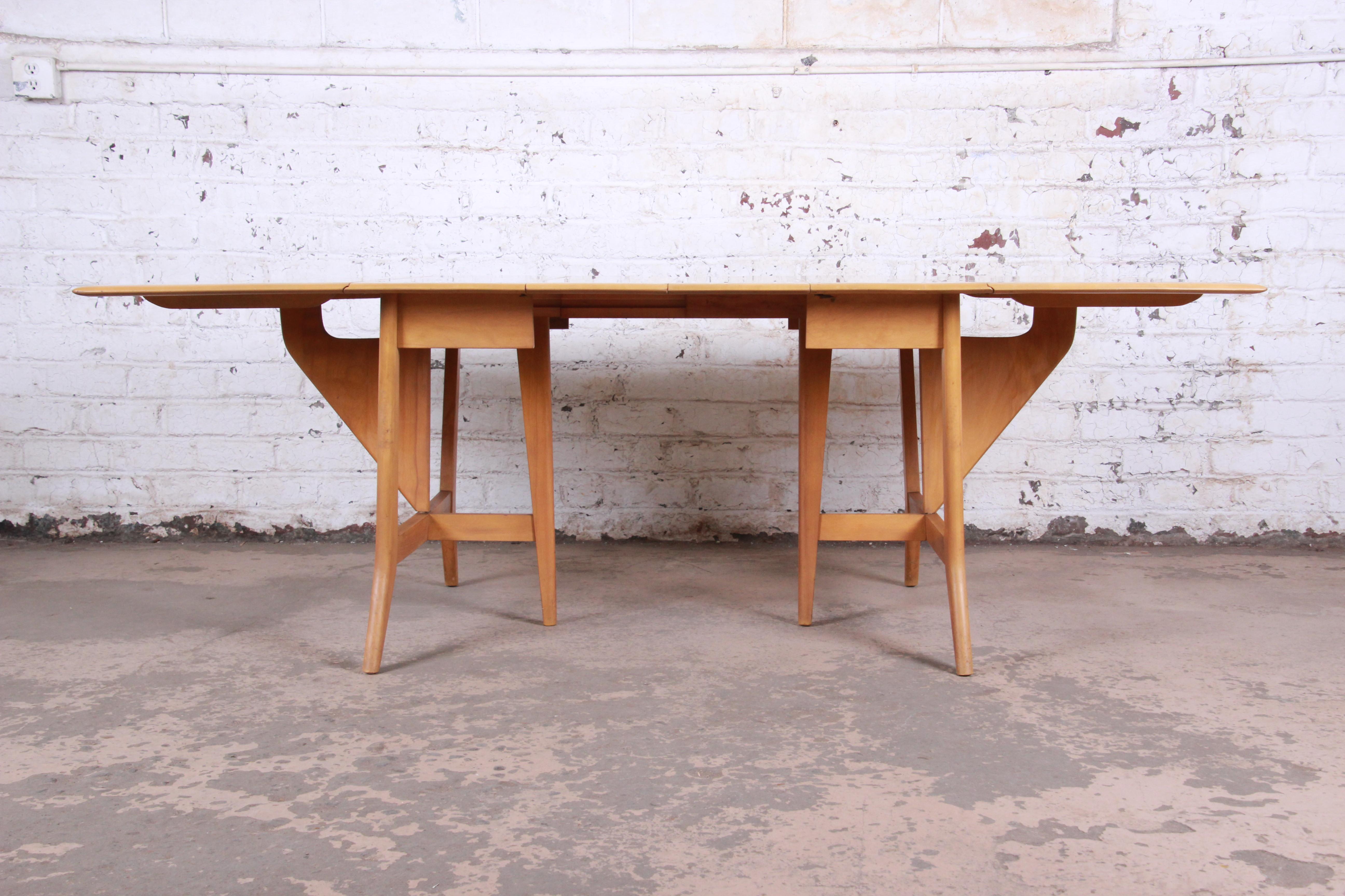 A sleek and stylish Mid-Century Modern solid maple drop leaf extension dining table

By Heywood Wakefield

USA, 1950s

Measures: 63.38