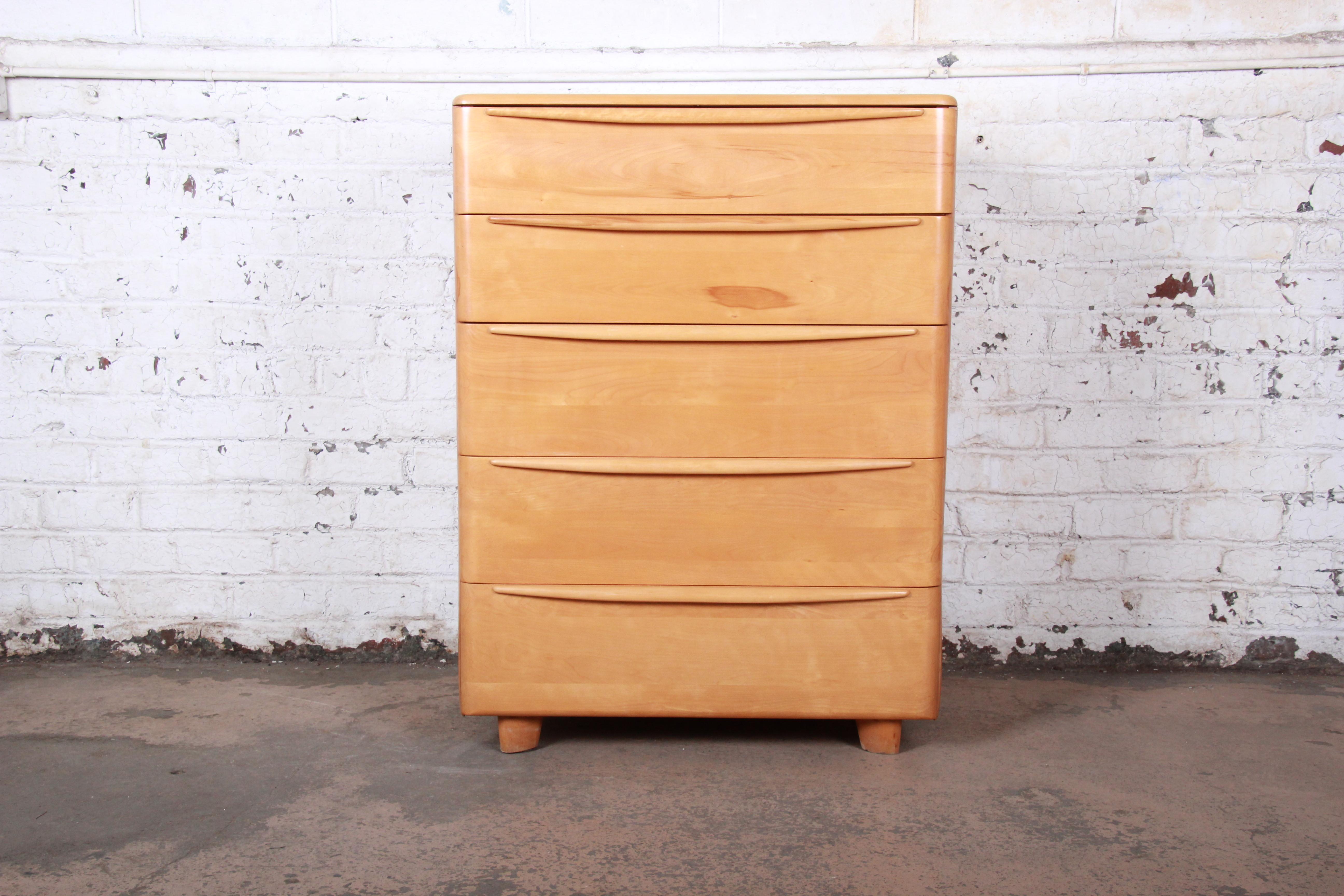 Mid-Century Modern solid maple highboy dresser

Made by Heywood-Wakefield

USA, 1950s

Measures: 34