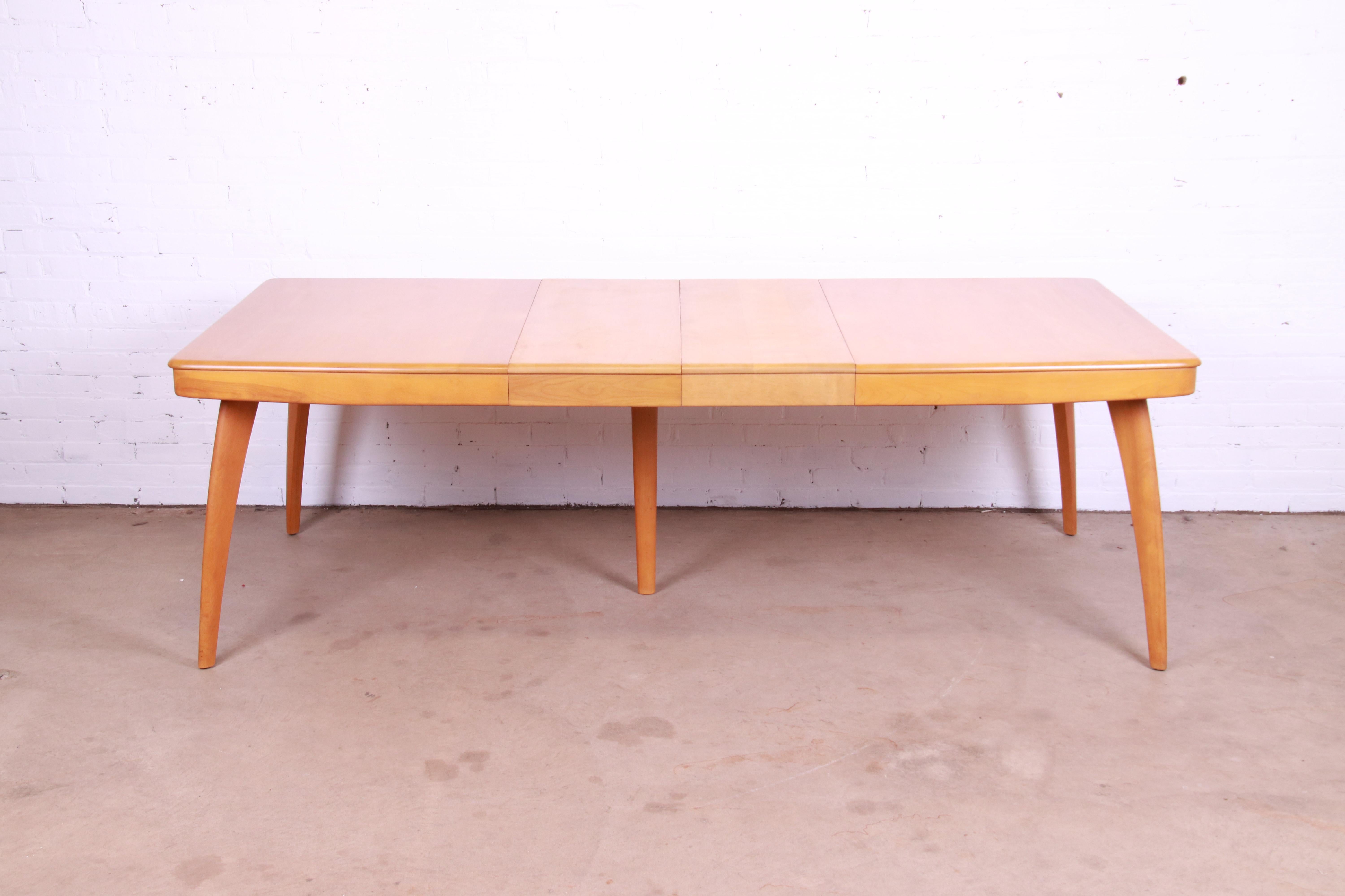 A sleek and stylish Mid-Century Modern solid maple extension dining table

By Heywood Wakefield

USA, 1950s

Measures: 60