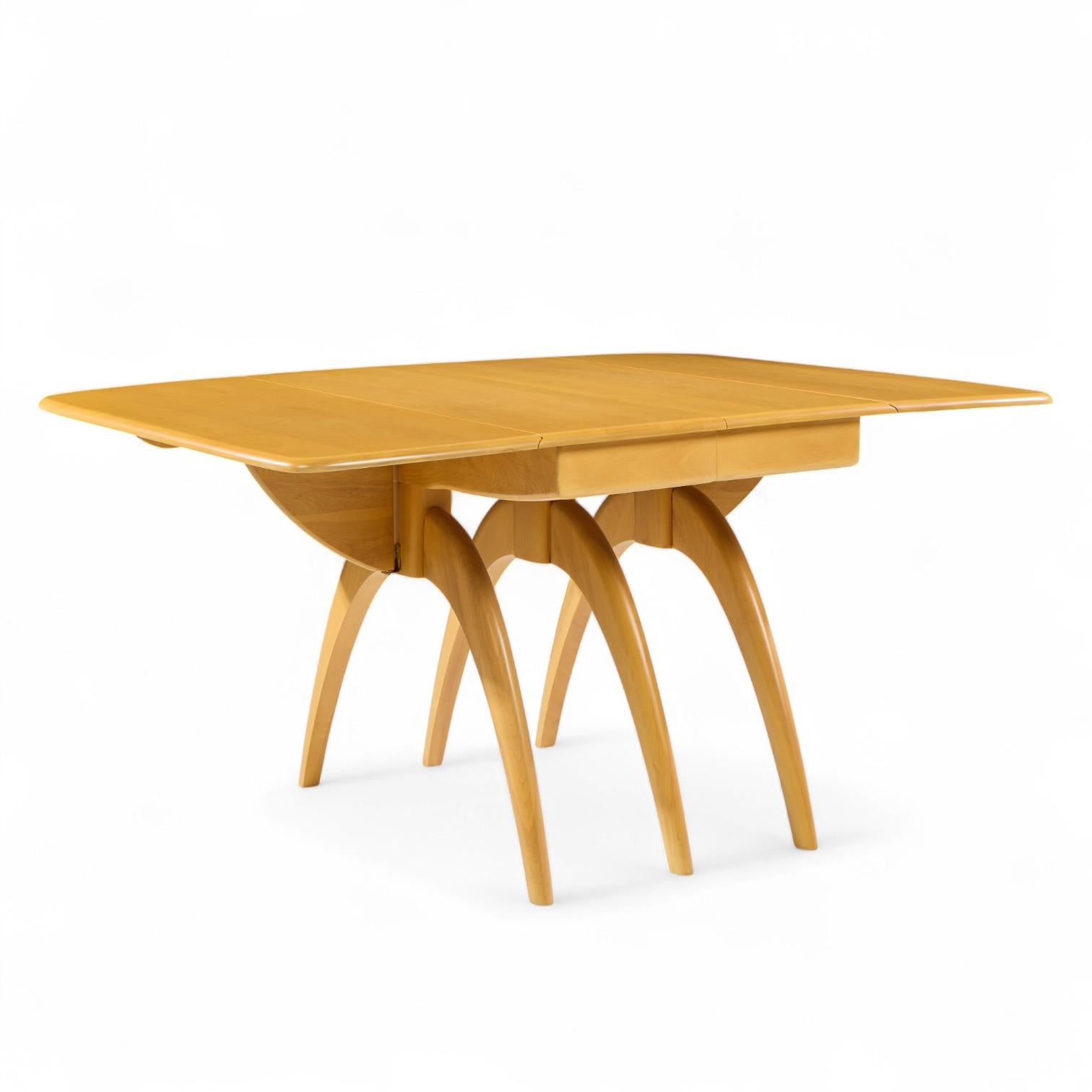 20ième siècle Heywood Wakefield table de salle à manger mi-siècle à chevrons avec 2 rallonges en vente