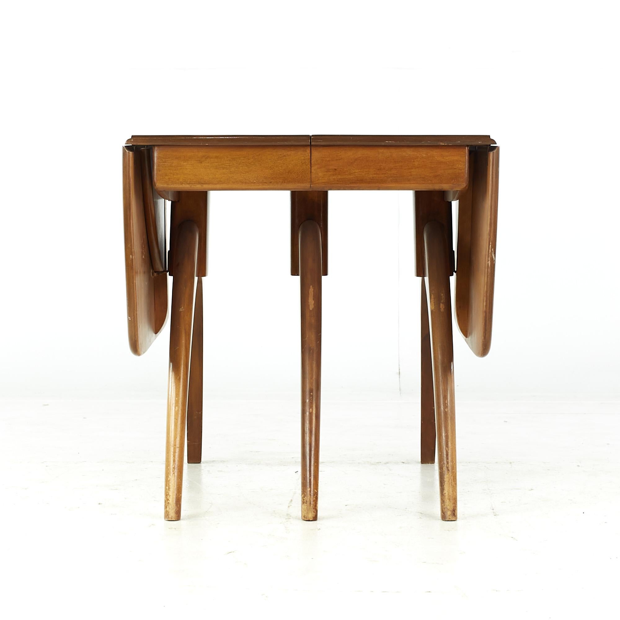 Heywood Wakefield Wishbone aus der Mitte des Jahrhunderts, ausziehbarer Esstisch mit 2 Blättern

Dieser Tisch misst: 26 breit x 40 tief x 28,75 hoch, mit einem Stuhl Abstand von 24,5 Zoll, jedes Blatt misst 34 Zoll breit, so dass eine maximale