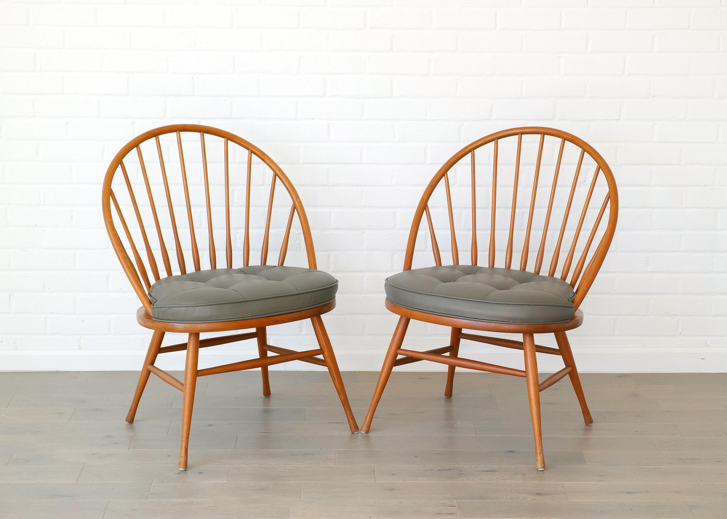 Heywood Wakefield Modern Bow Back Windsor Chairs In Good Condition For Sale In Brooklyn, NY