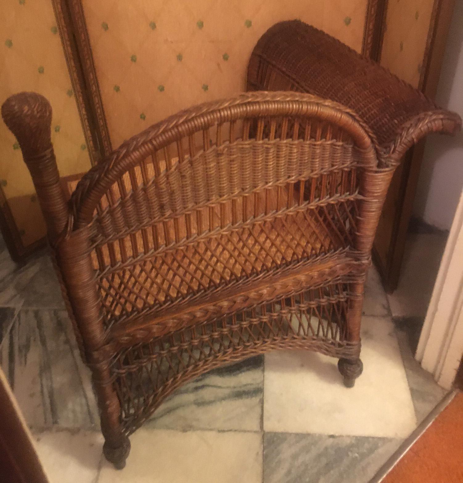 Early 20th Century Antique Wicker Heywood Wakefield Corner or Photographer's Chair For Sale