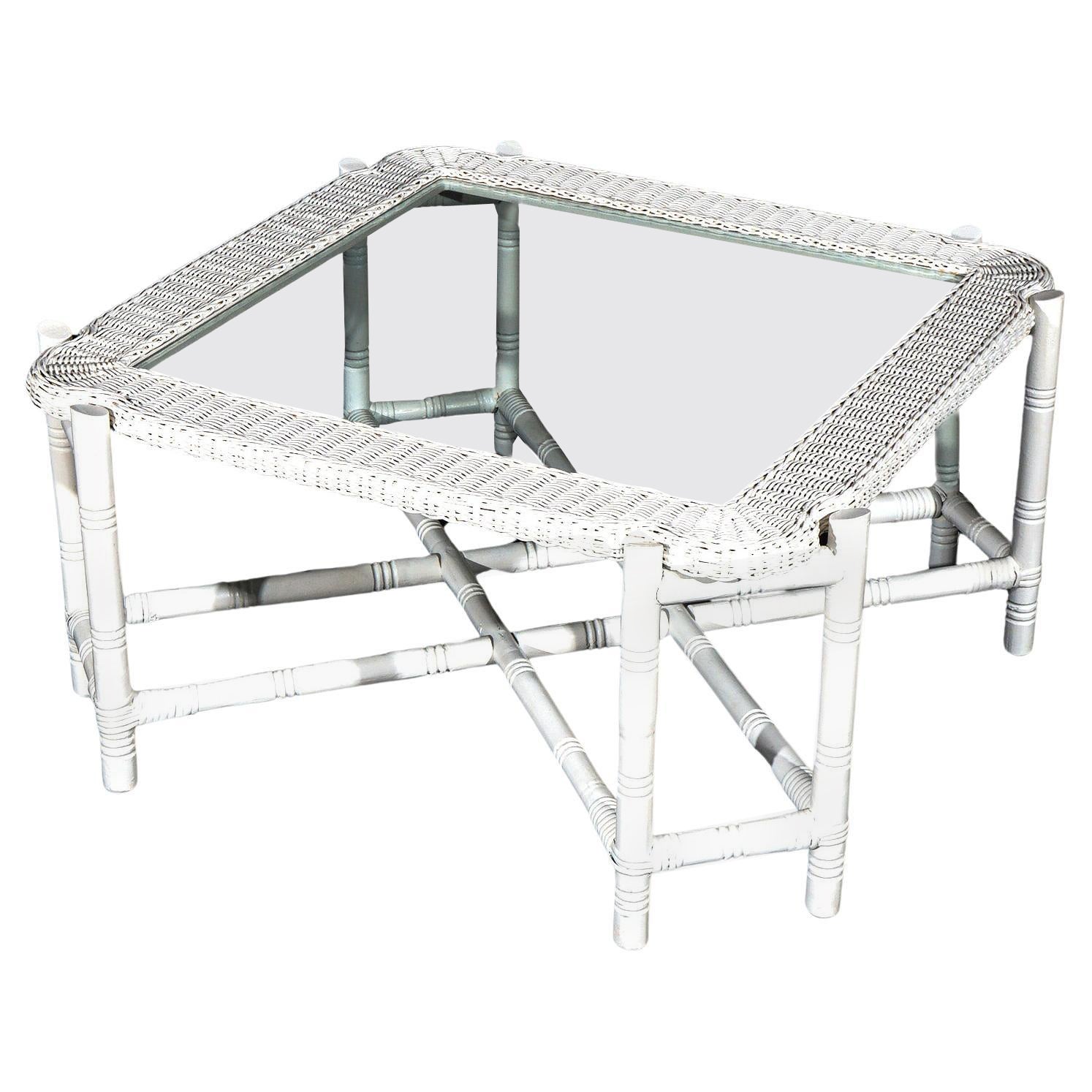 Table basse en osier blanc et plateau de verre de l'école de Whiting 20e siècle