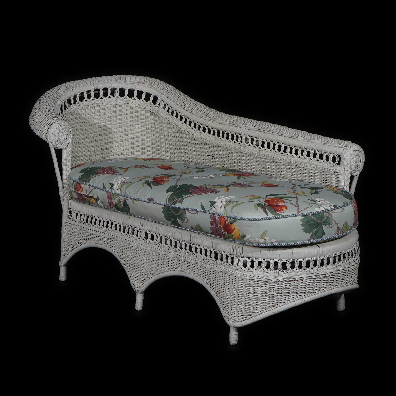 Heywood Wakefield School White Wicker Recamier 20thC In Good Condition For Sale In Big Flats, NY
