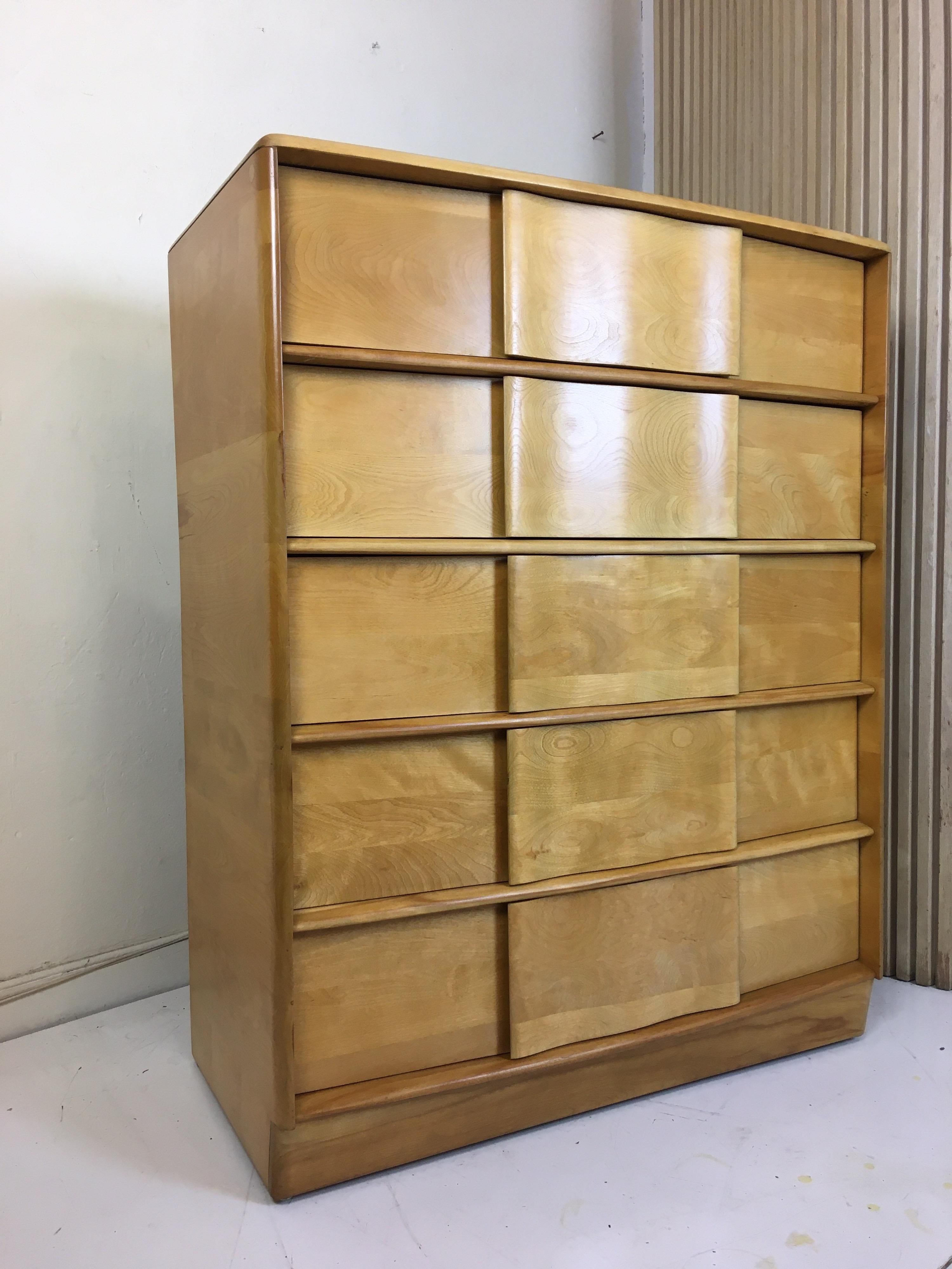 Heywood Wakefield 5-drawer dresser. Solid maple construction! No veneer! One of the few companies that produced their furniture from solid Wood. Sculptura Line from the mid-1950s with it's wavy front drawer design. This one is on wheels for ease of