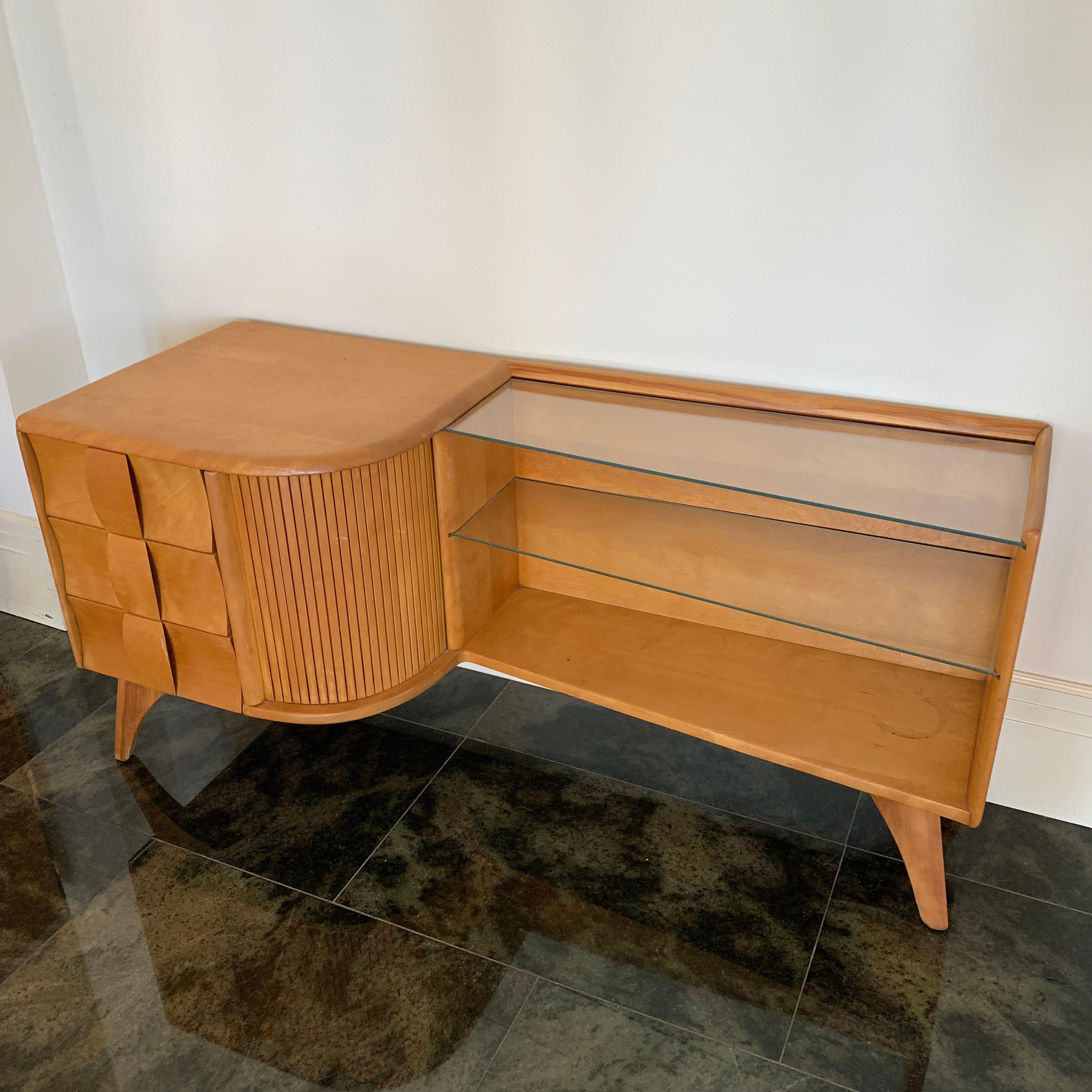 Art Deco American unique low sideboard, rendered in birch with wheat finish and glass by Heywood Wakefield, 1940s.