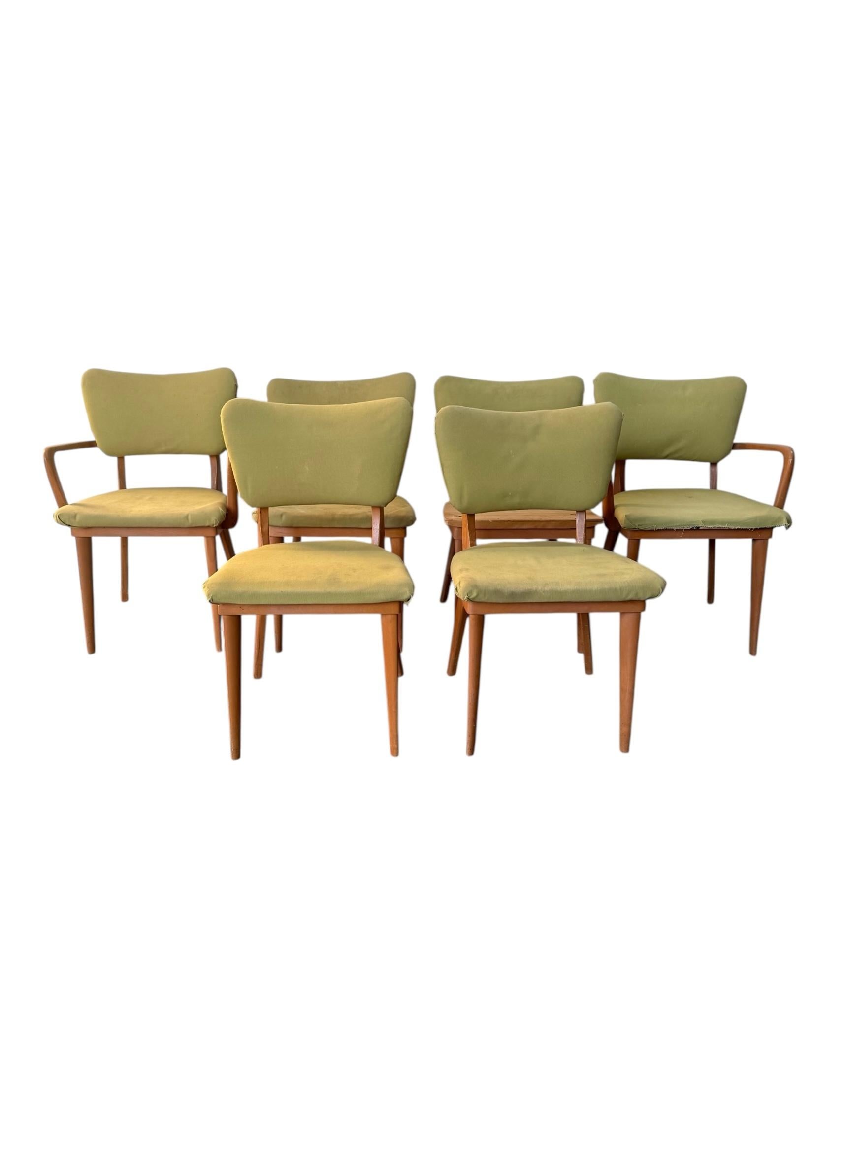 Unico e raro set di sedie da pranzo Heywood Wakefield. Struttura in legno massiccio con pannelli di seduta e schienale imbottiti. Viene venduta per essere restaurata e tappezzata. Wood in buone condizioni con finitura originale. Firmato e garantito