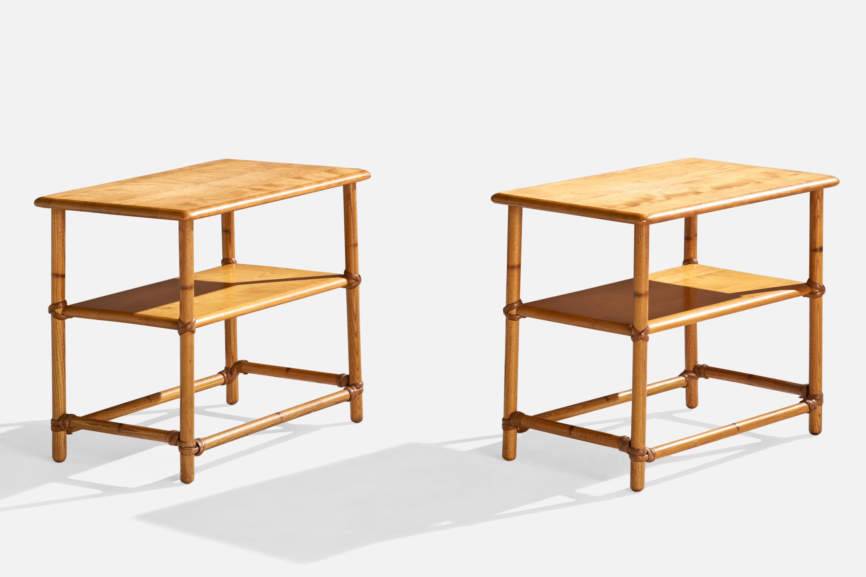 Coppia di tavolini in quercia e rattan prodotti da Heywood Wakefield, USA, anni '50 circa.