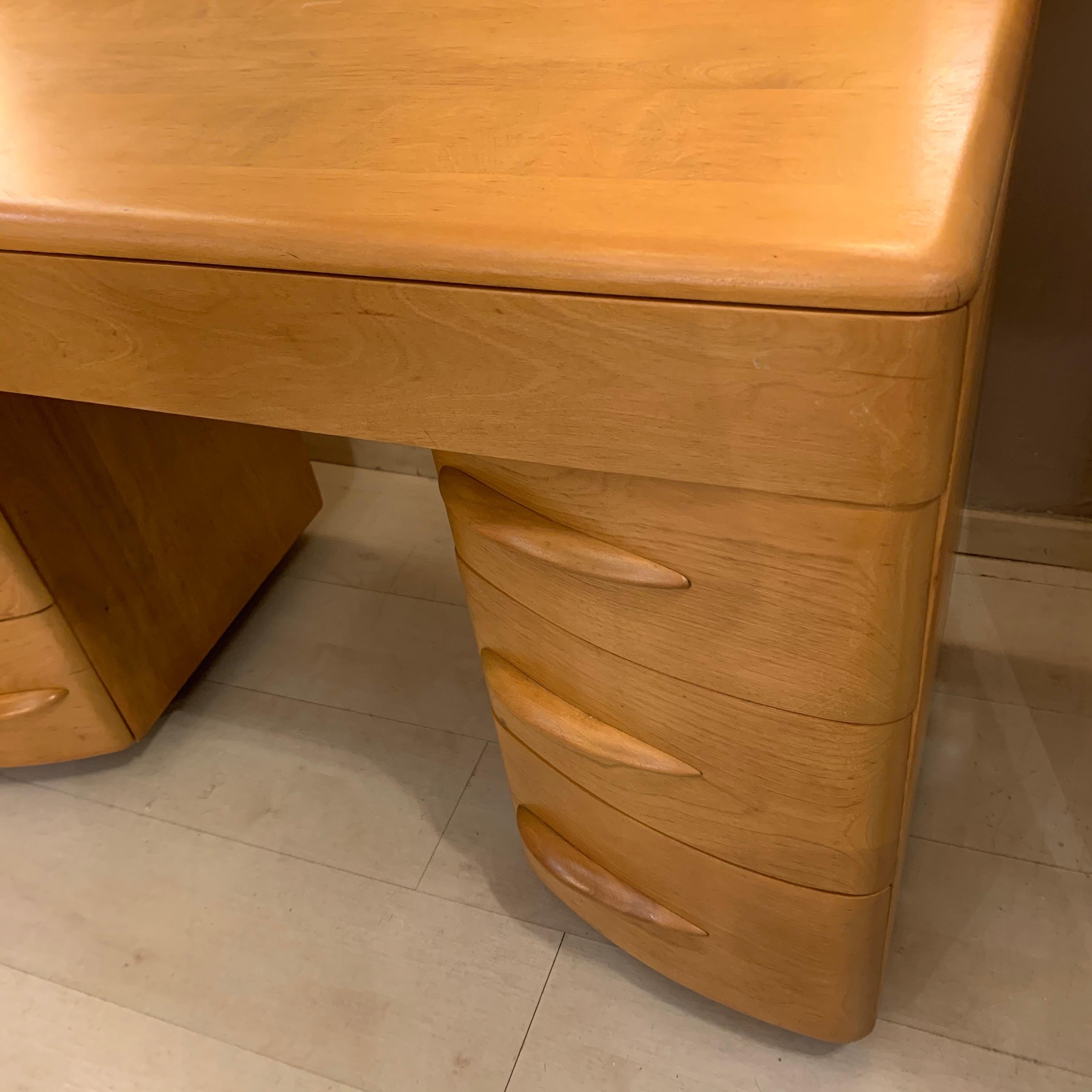 Heywood-Wakefield Solid Maple Wheat Kneehole Desk, 1950s In Good Condition In Florence, IT