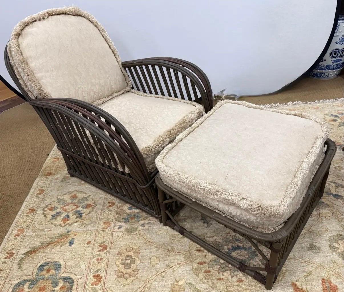 Dieses Set aus Lounge-Sessel und Ottomane zeigt die ikonische Rattan- und Flechtkonstruktion, die Heywood Wakefield zu einem bekannten Namen in der amerikanischen Möbelbranche machte. Die sanft gewölbten Armlehnen und der Sockel spiegeln zusammen