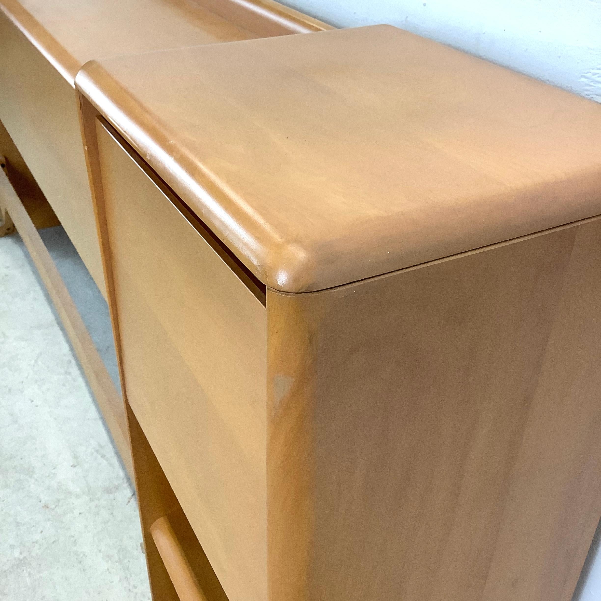 Heywood-Wakefield Tête de lit avec tables de nuit intégrées en vente 11