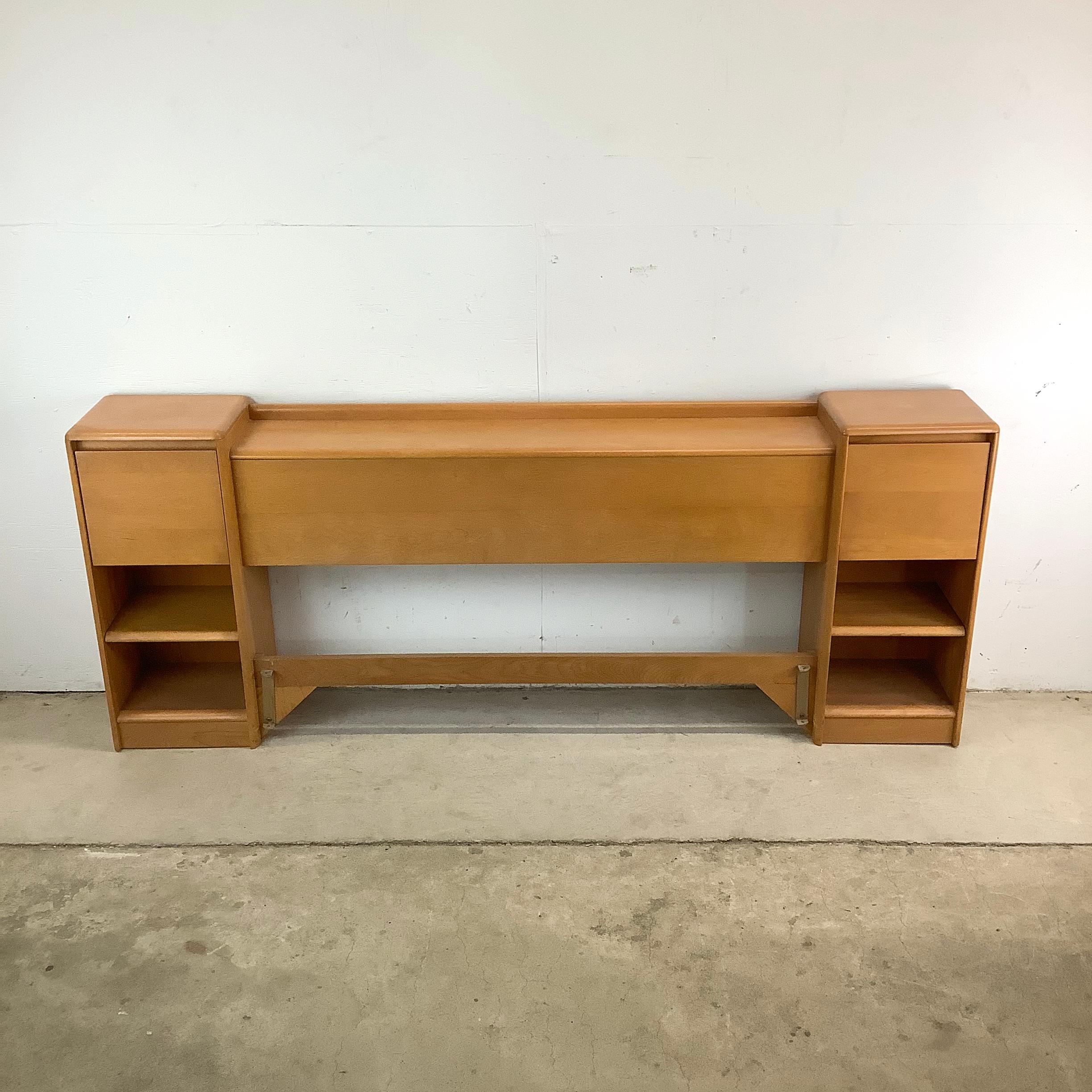 Cette tête de lit vintage Heywood Wakefield est un véritable chef-d'œuvre de design fonctionnel, avec ses tables de chevet intégrées qui la rendent aussi pratique que belle. Réalisée en érable massif et finie dans le ton Champagne emblématique de la