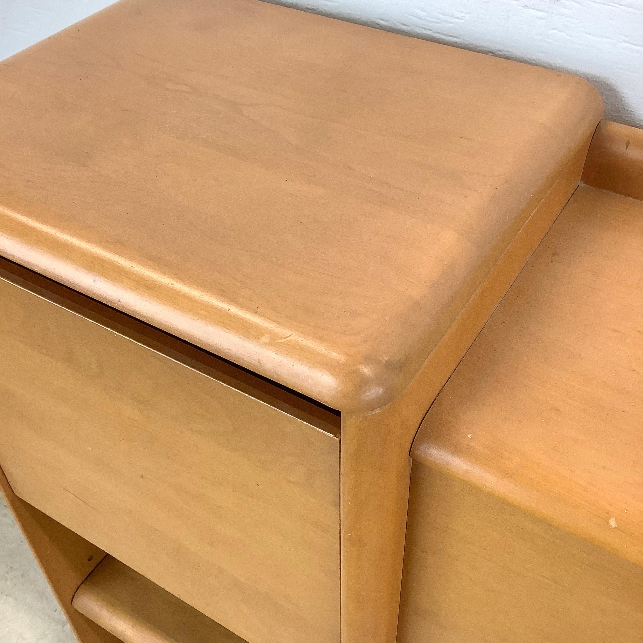 Bois Heywood-Wakefield Tête de lit avec tables de nuit intégrées en vente