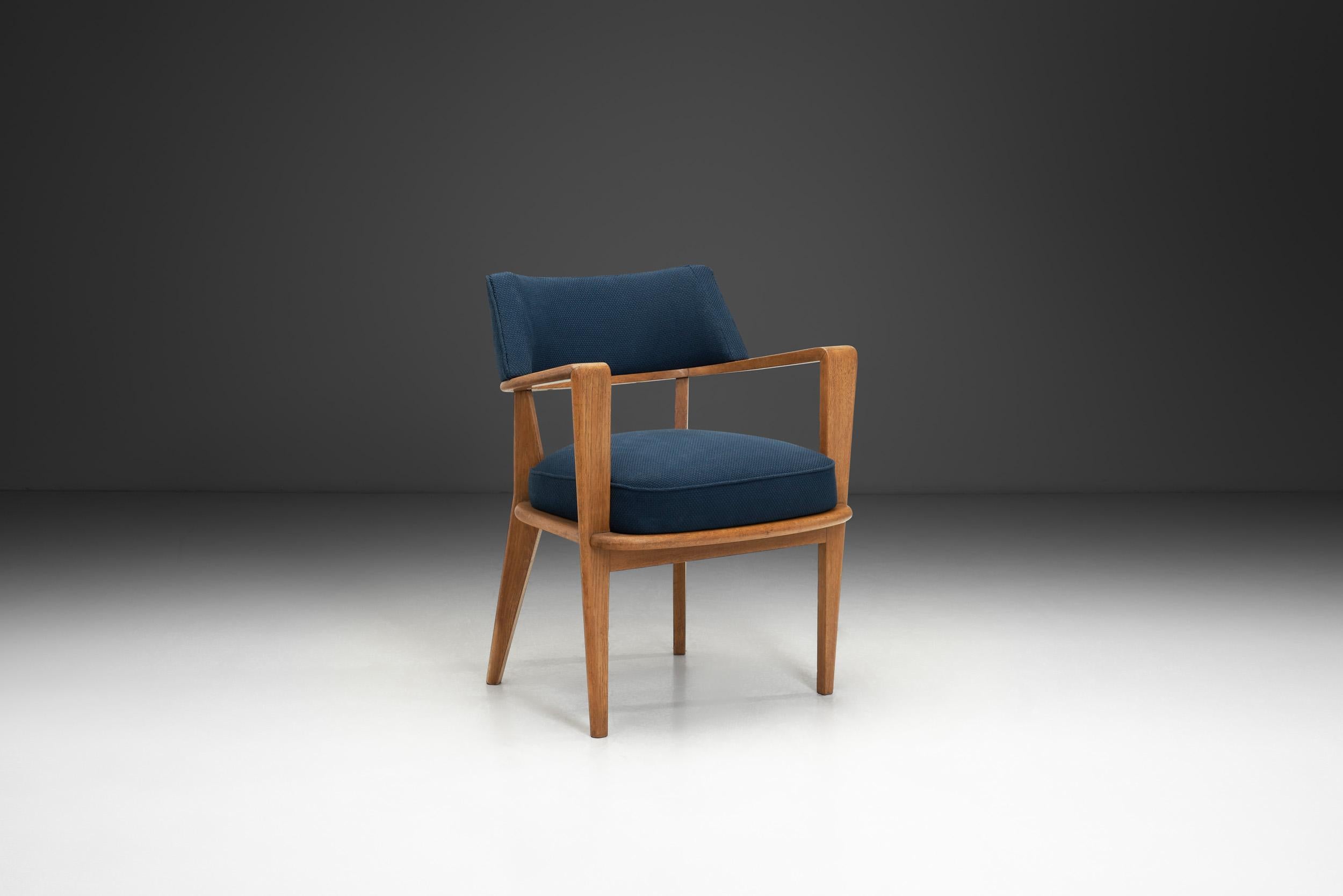 Este hermoso sillón es un ejemplo del diseño europeo del siglo XX y de una artesanía excepcional, con una calidad que honra a los materiales y a sus usuarios. La primera mitad del siglo XX fue un momento álgido para los fabricantes de muebles, y