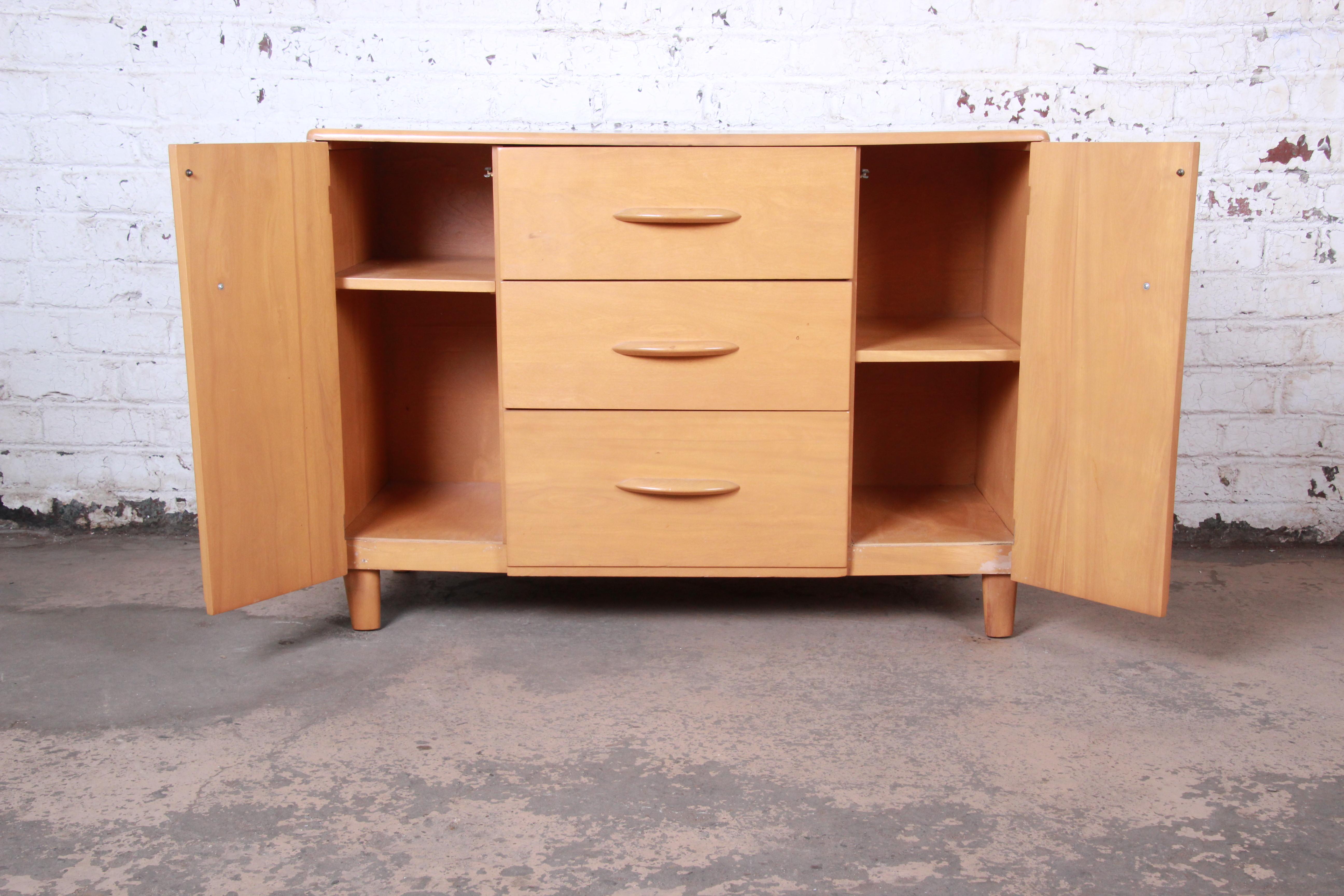 Mid-20th Century Heywood Wakefield Style Mid-Century Modern Solid Maple Sideboard Credenza, 1950s