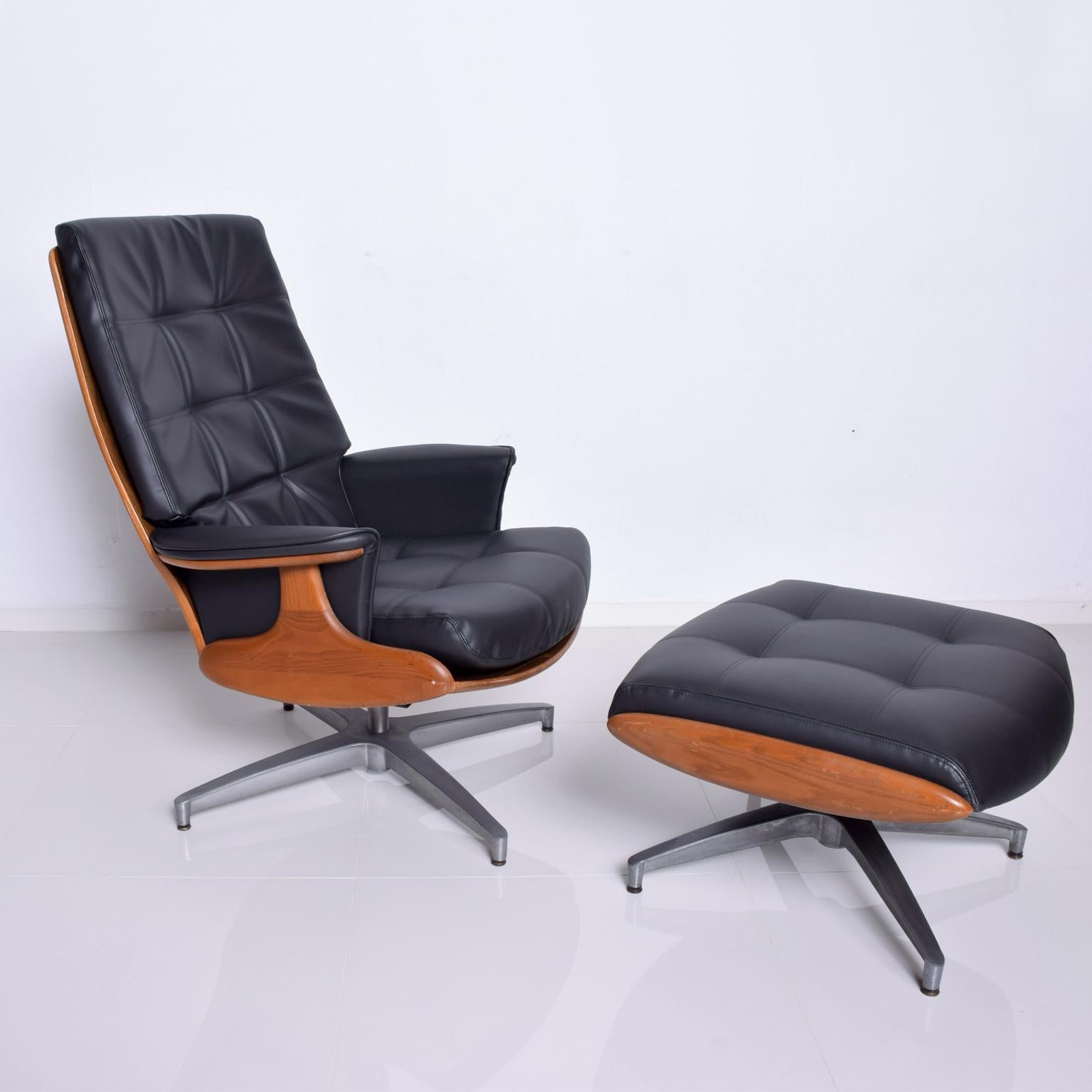 We are pleased to offer you a beautiful lounge chair and matching ottoman by Heywood Wakefield. 

Teak wood with clean Danish modern lines. New upholstery in faux black leather. 

Made in the USA, circa 1960s.

Dimensions: 39