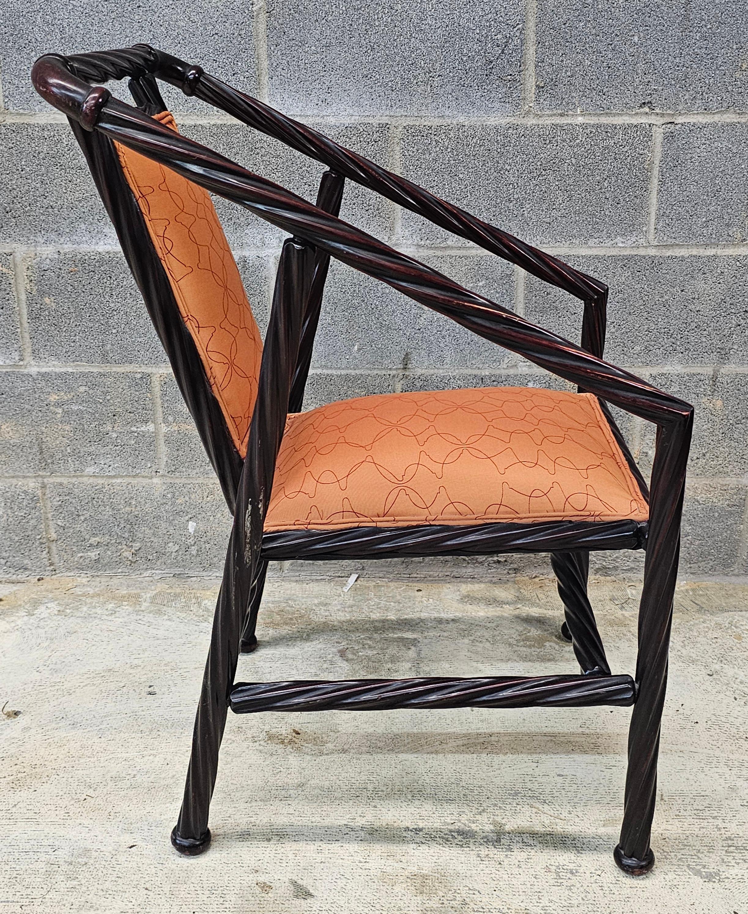 Altro Heywood-Wakefield Poltrona in finto rattan intrecciato in mogano e imbottito in vendita