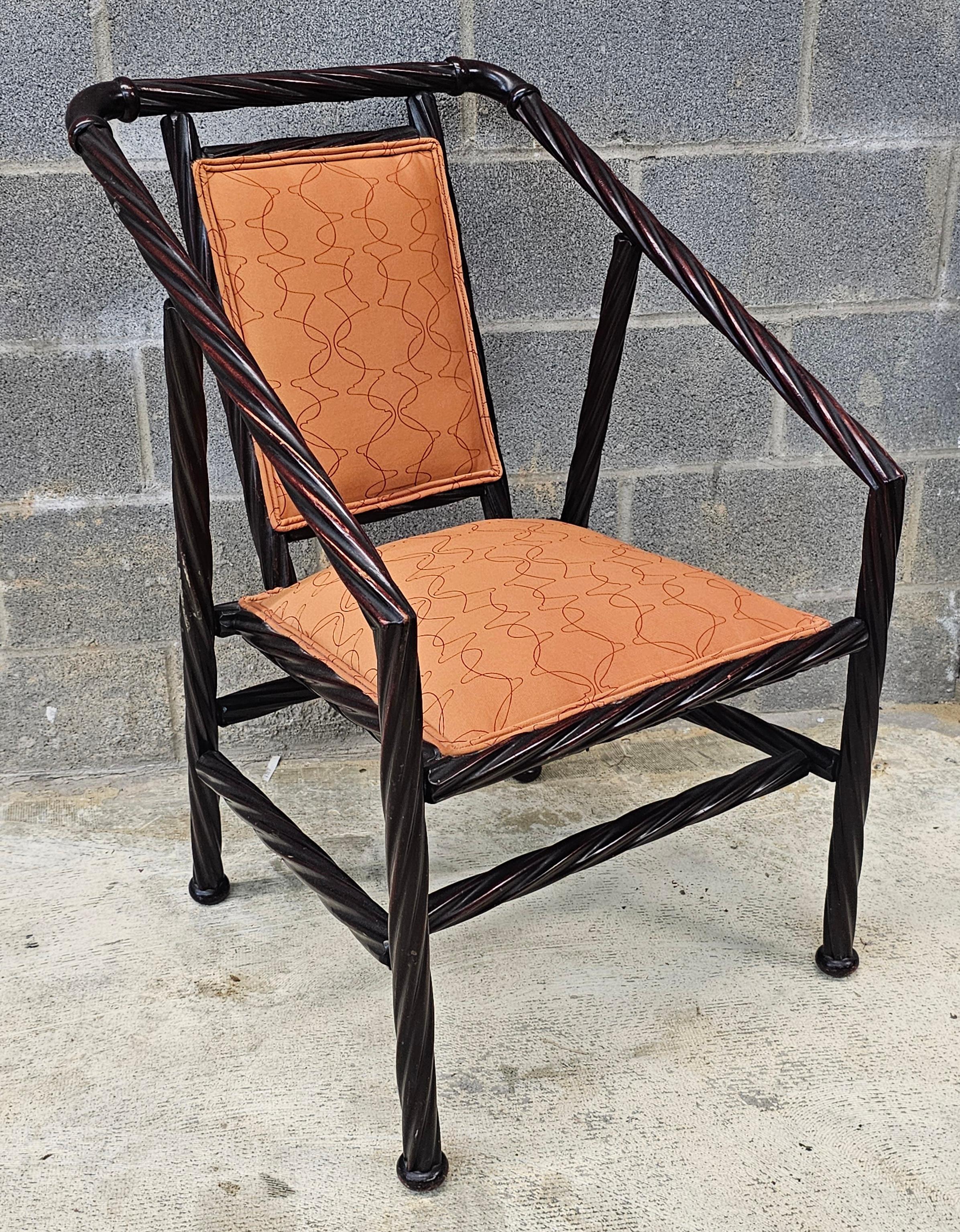 Americano Heywood-Wakefield Poltrona in finto rattan intrecciato in mogano e imbottito in vendita