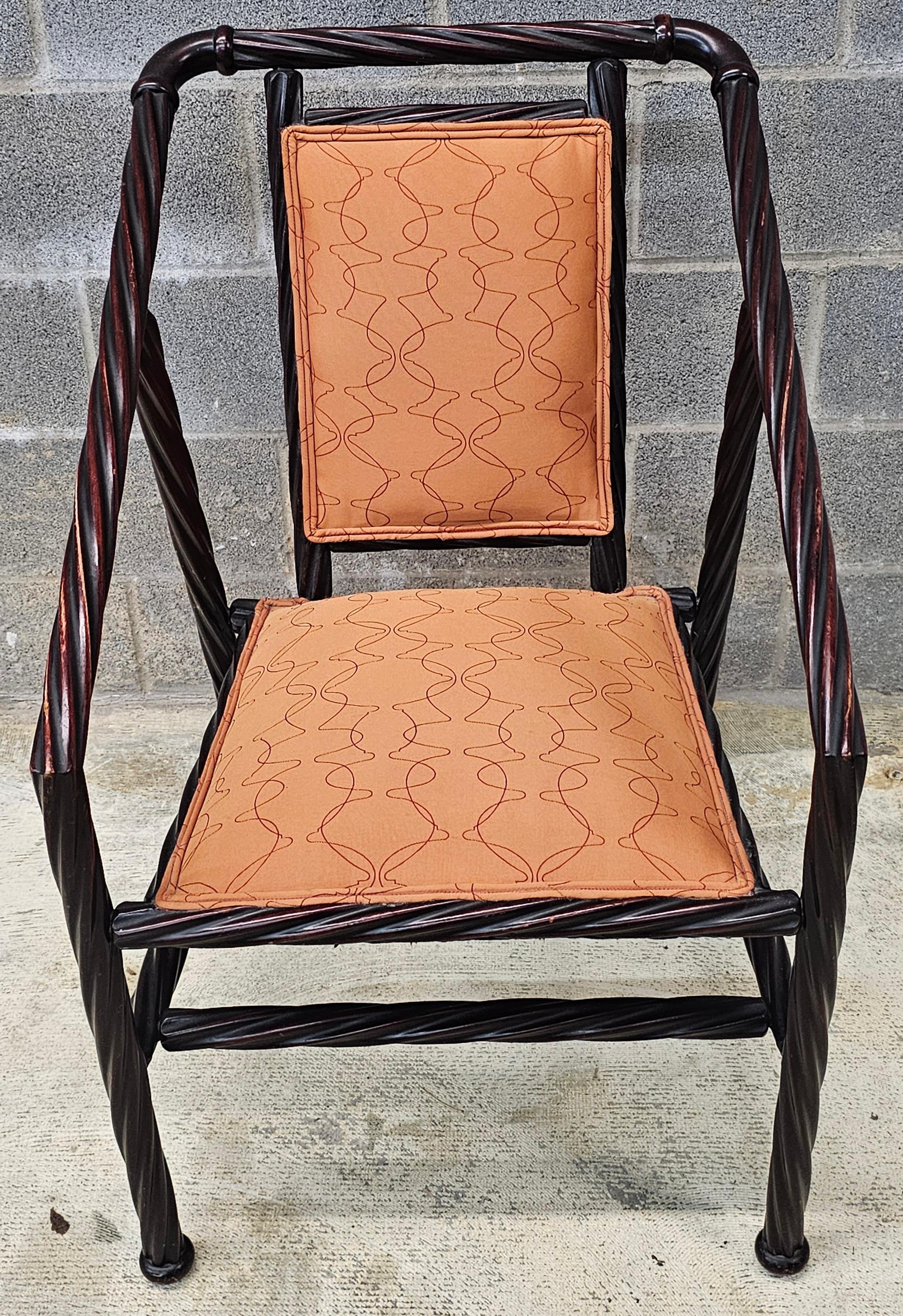 Mordenzato Heywood-Wakefield Poltrona in finto rattan intrecciato in mogano e imbottito in vendita