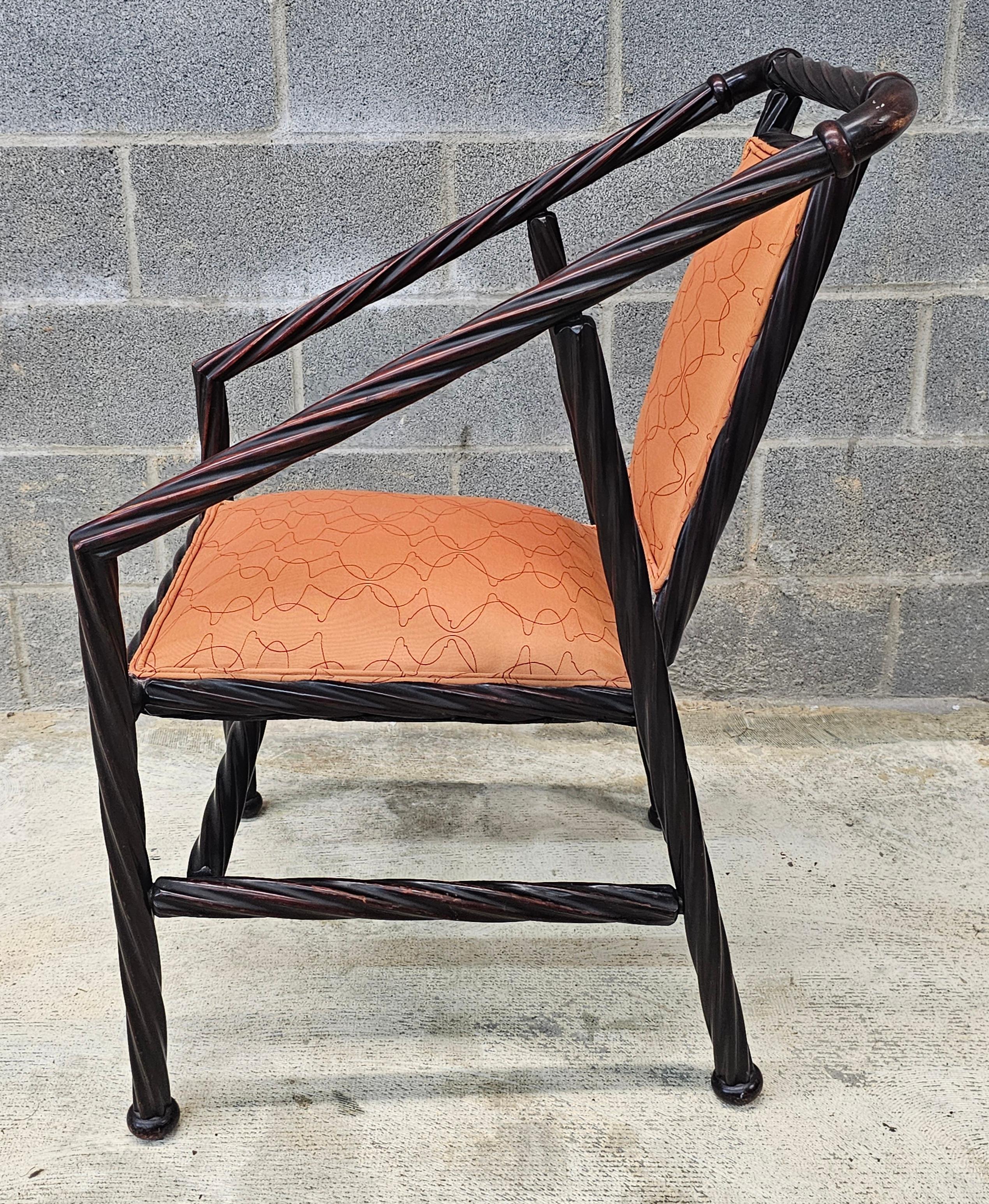 XX secolo Heywood-Wakefield Poltrona in finto rattan intrecciato in mogano e imbottito in vendita