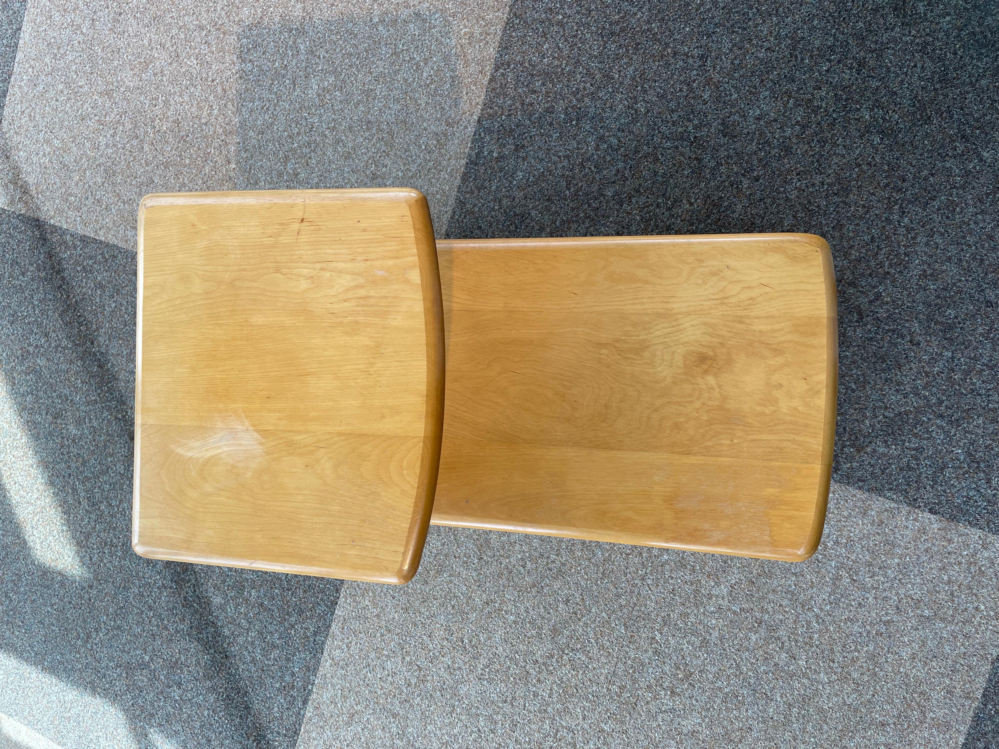 Cette table d'appoint classique de style moderne du milieu du siècle d'Eleg illustre l'élégance épurée et la beauté fonctionnelle pour lesquelles le fabricant américain s'est fait connaître dans l'après-guerre. Fabriquée en bouleau massif et finie
