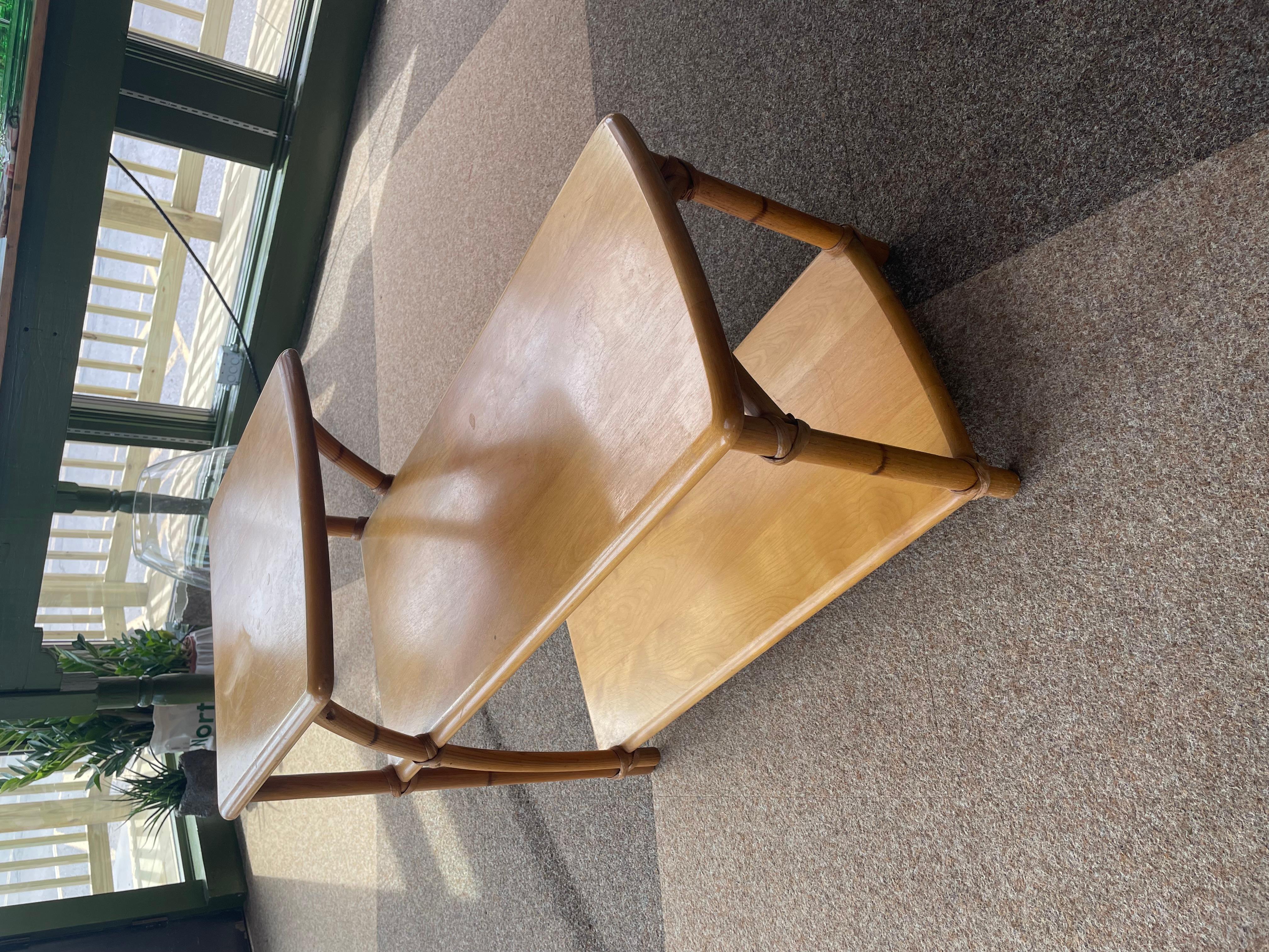 Mid-Century Modern Heywood-Wakefield table d'appoint à deux niveaux en finition champagne en vente