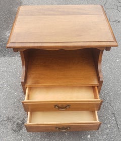 Heywood Wakefield Table de chevet à deux niveaux et deux tiroirs Cannelle