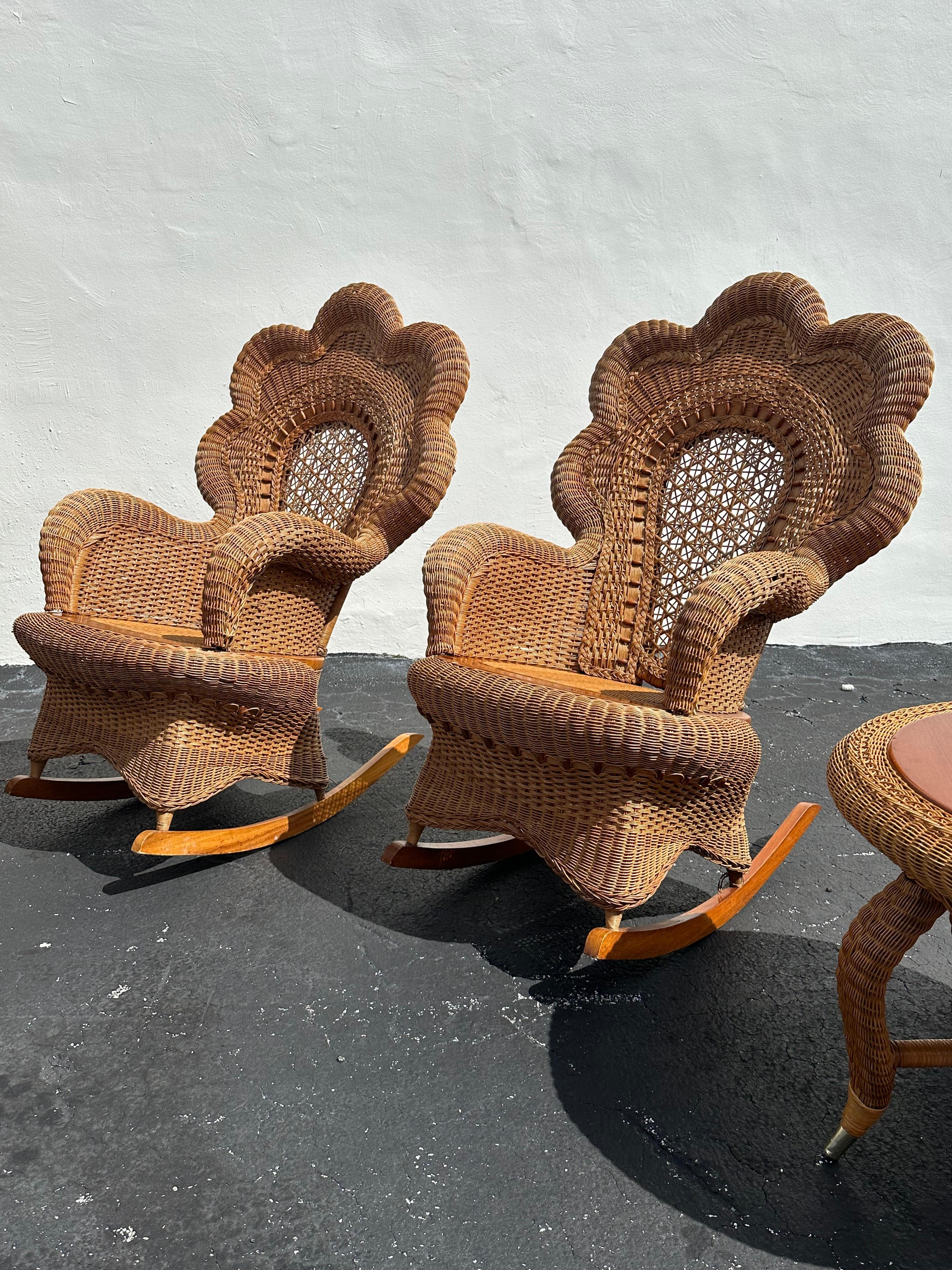 Heywood-Wakefield Victorian Shellback Osier Rocking Chairs Settee Tables en vente 5