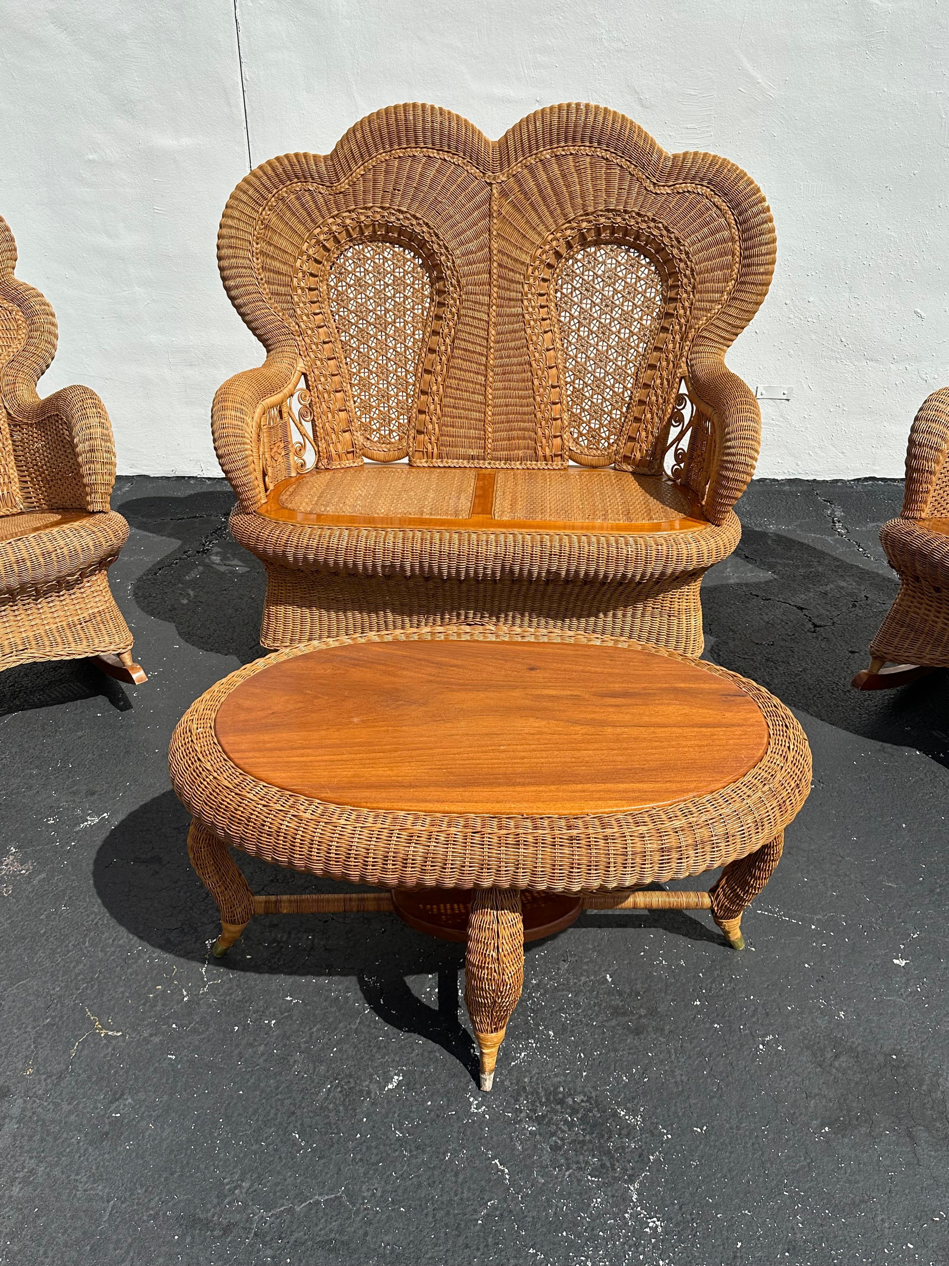 20ième siècle Heywood-Wakefield Victorian Shellback Osier Rocking Chairs Settee Tables en vente