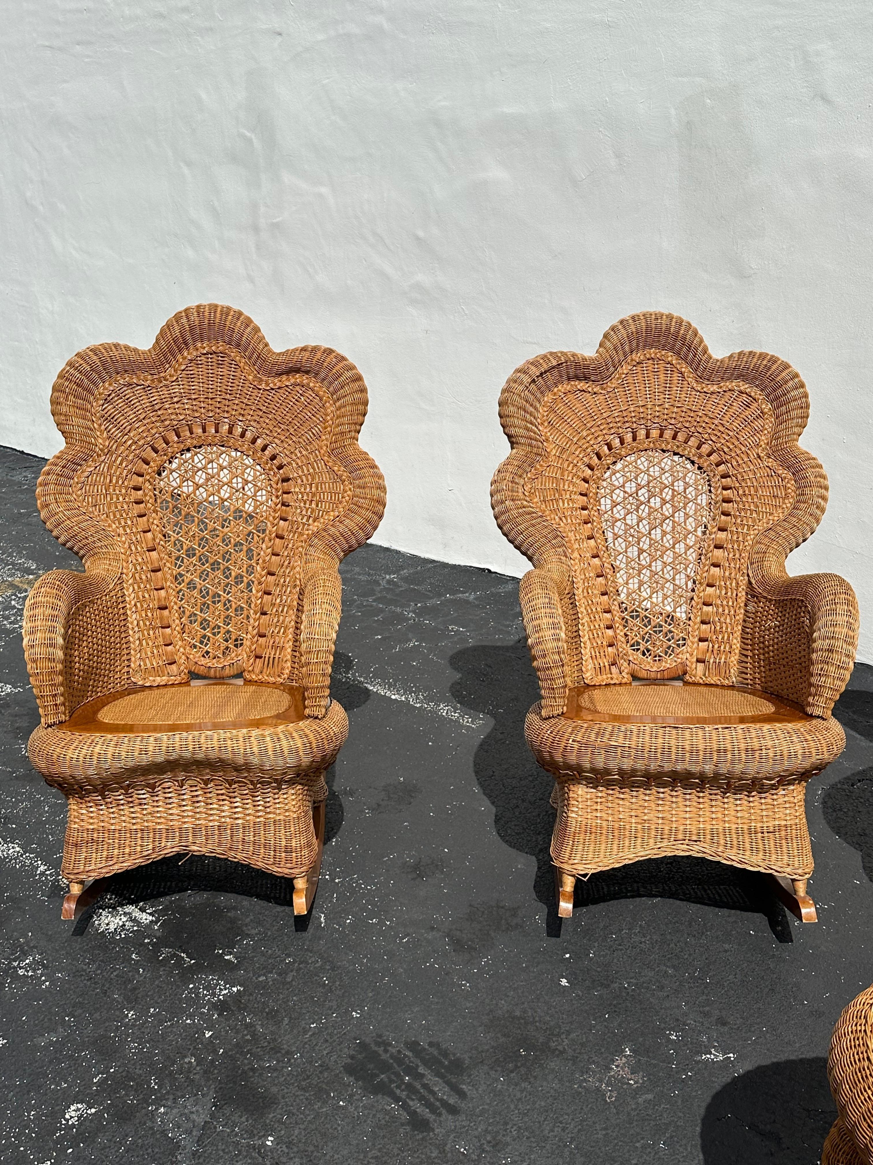 Heywood-Wakefield Victorian Shellback Osier Rocking Chairs Settee Tables en vente 4