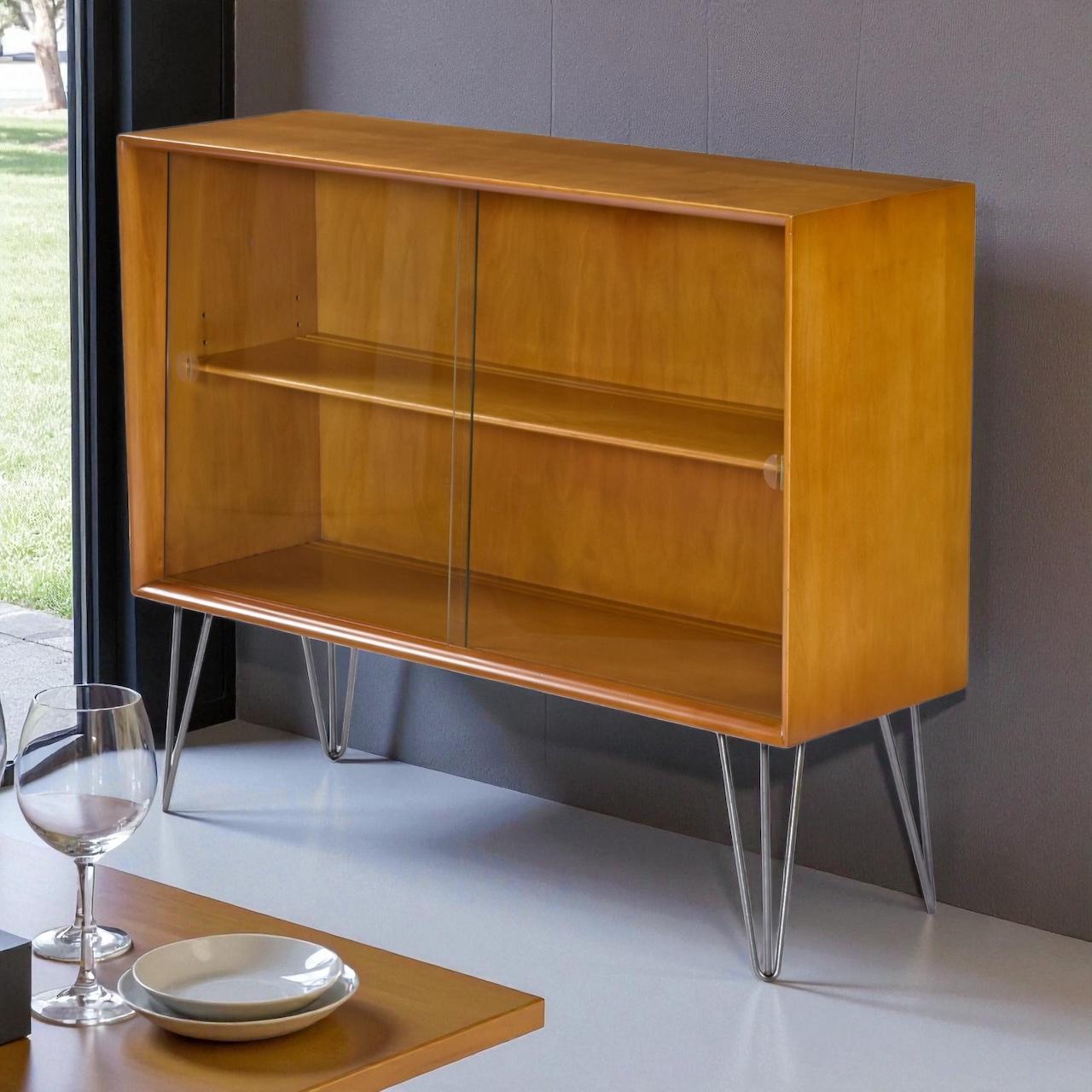 Il nostro negozio ha elevato (letteralmente) questo mobile bar da esposizione incredibilmente versatile di Heywood Wakefield con un elegante set di gambe a forcina in metallo da 12 pollici. Invece di utilizzare solo viti, abbiamo scelto di