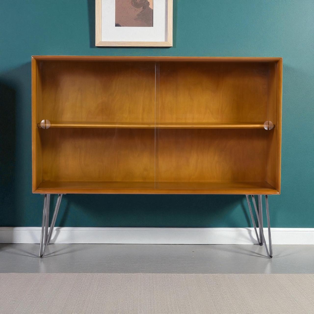 Mid-Century moderno Heywood Wakefield, vetrina in finitura grano, mobile portavivande con gambe a forcina in vendita