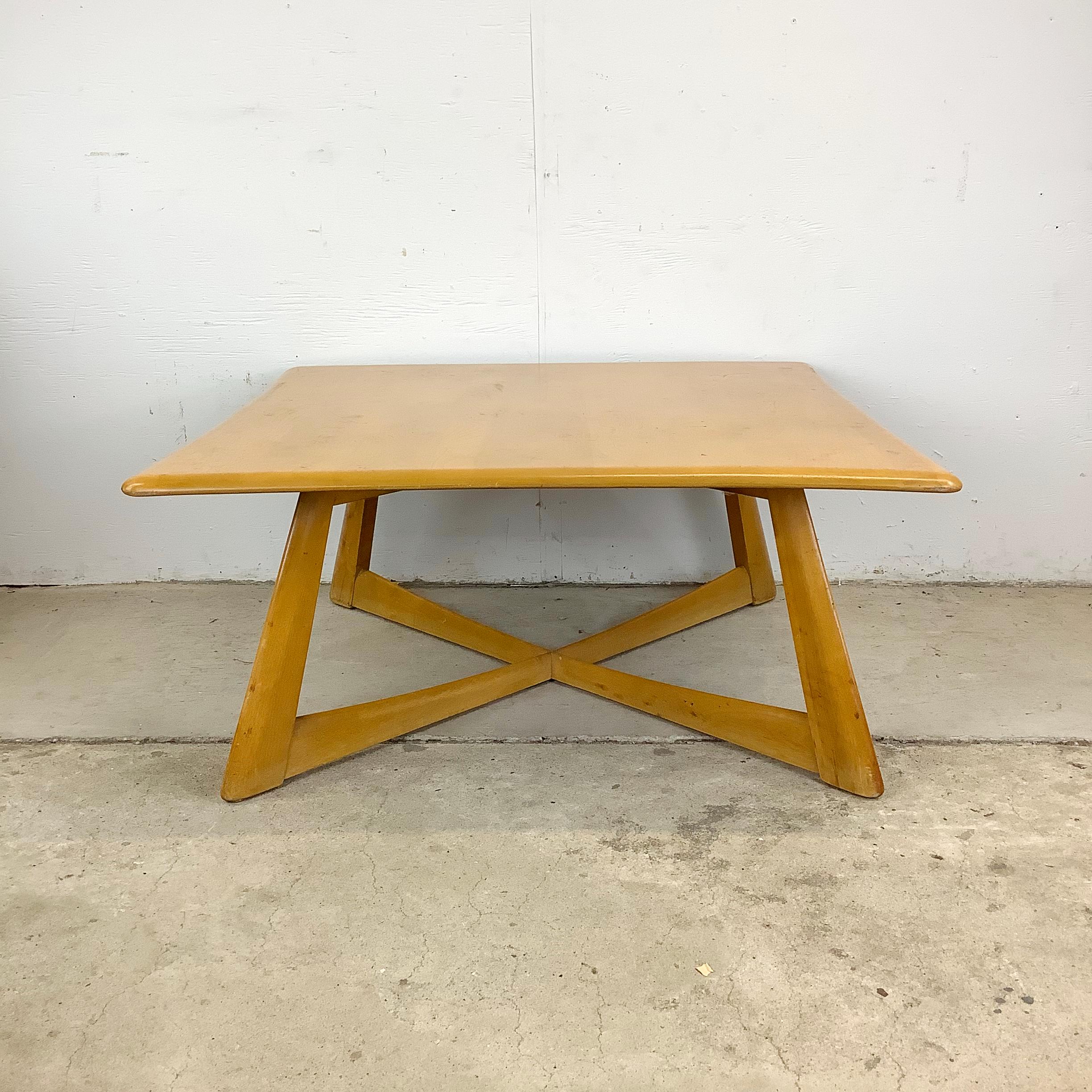 Améliorez l'esthétique de votre maison avec cette superbe table basse Heywood Wakefield Mid-Century. Sa base sculpturale en forme de X crée une silhouette audacieuse mais raffinée qui capture l'essence du design moderne du milieu du siècle.
