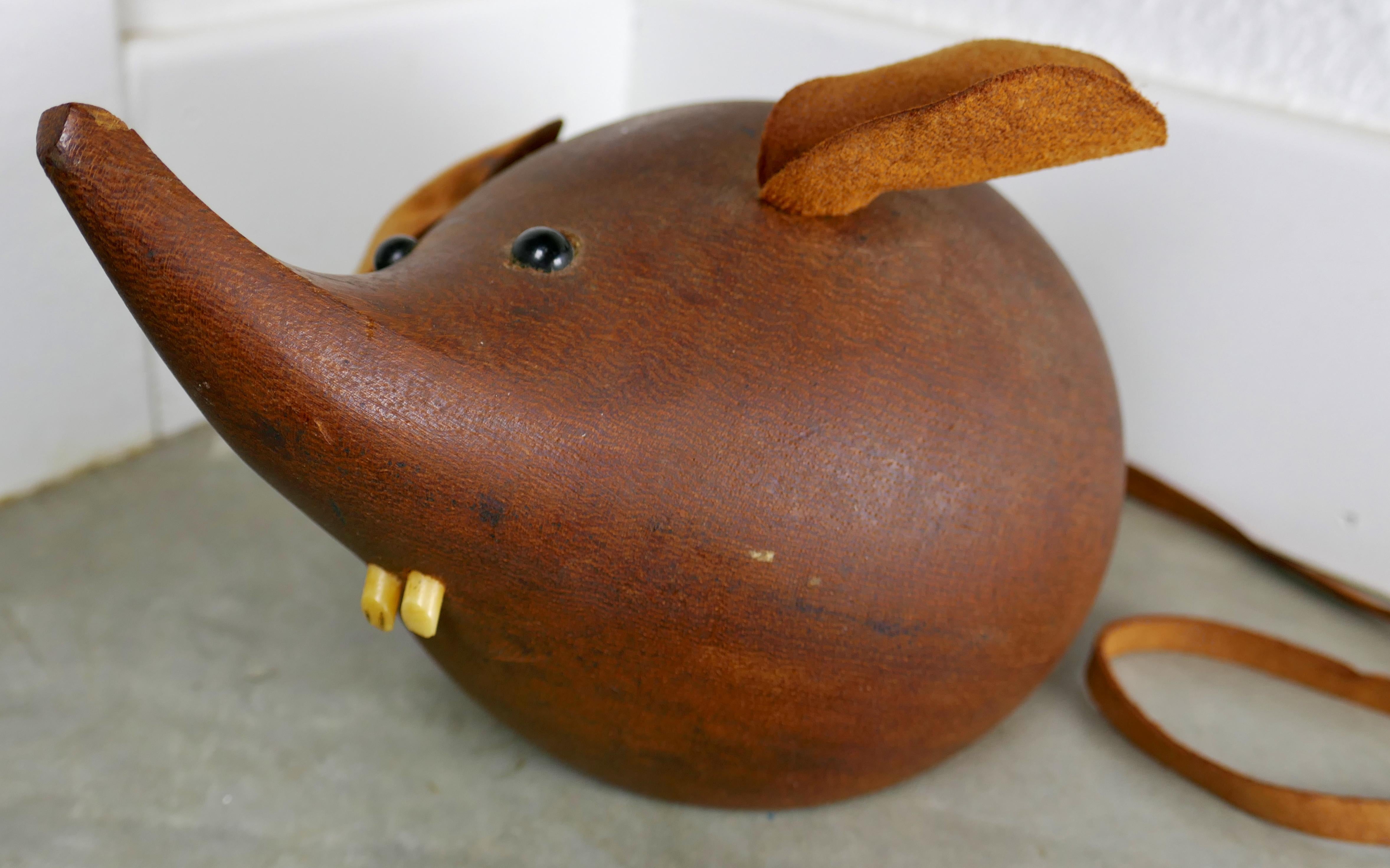 Fantastique souris surdimensionnée en bois de teck massif et cuir par H+F Denmark. Il présente une patine d'origine intacte ; une oreille présente un Foldes, et le bout du nez une petite entaille. 