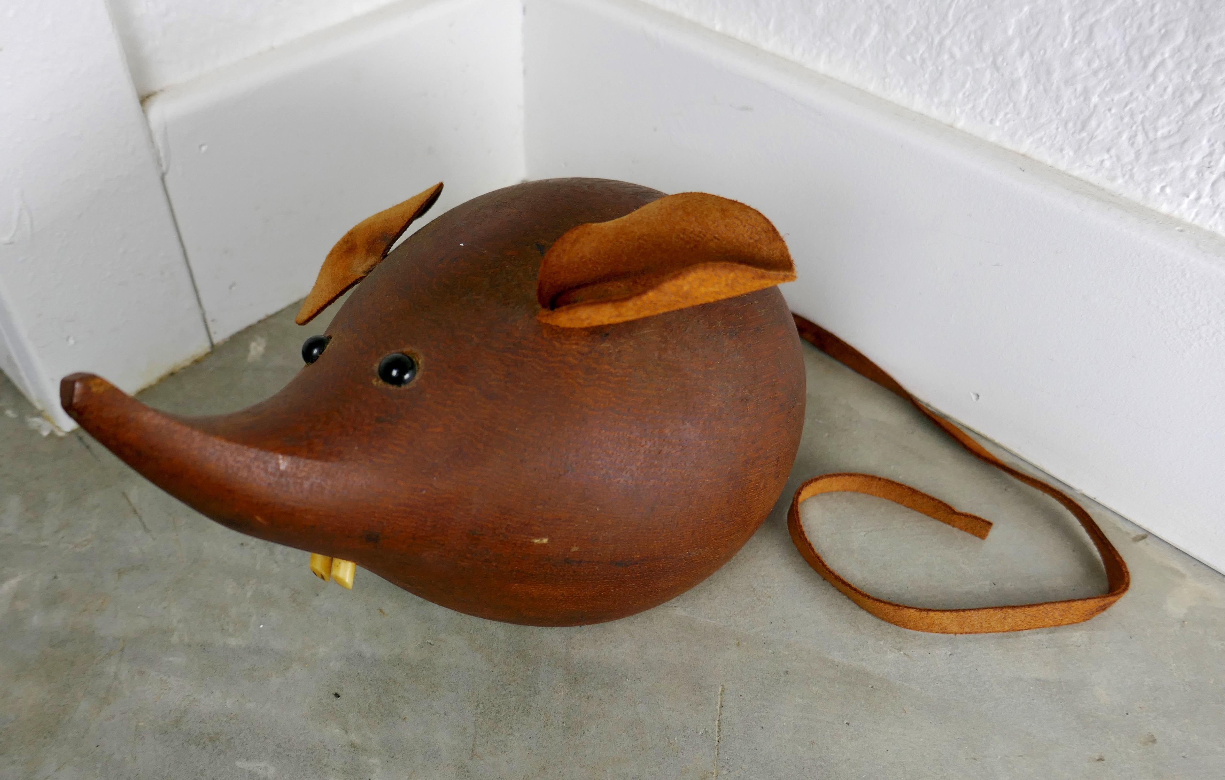 Danese H. H. Danimarca Grande scultura di topo in teak da 8 pollici con orecchie e coda in pelle in vendita