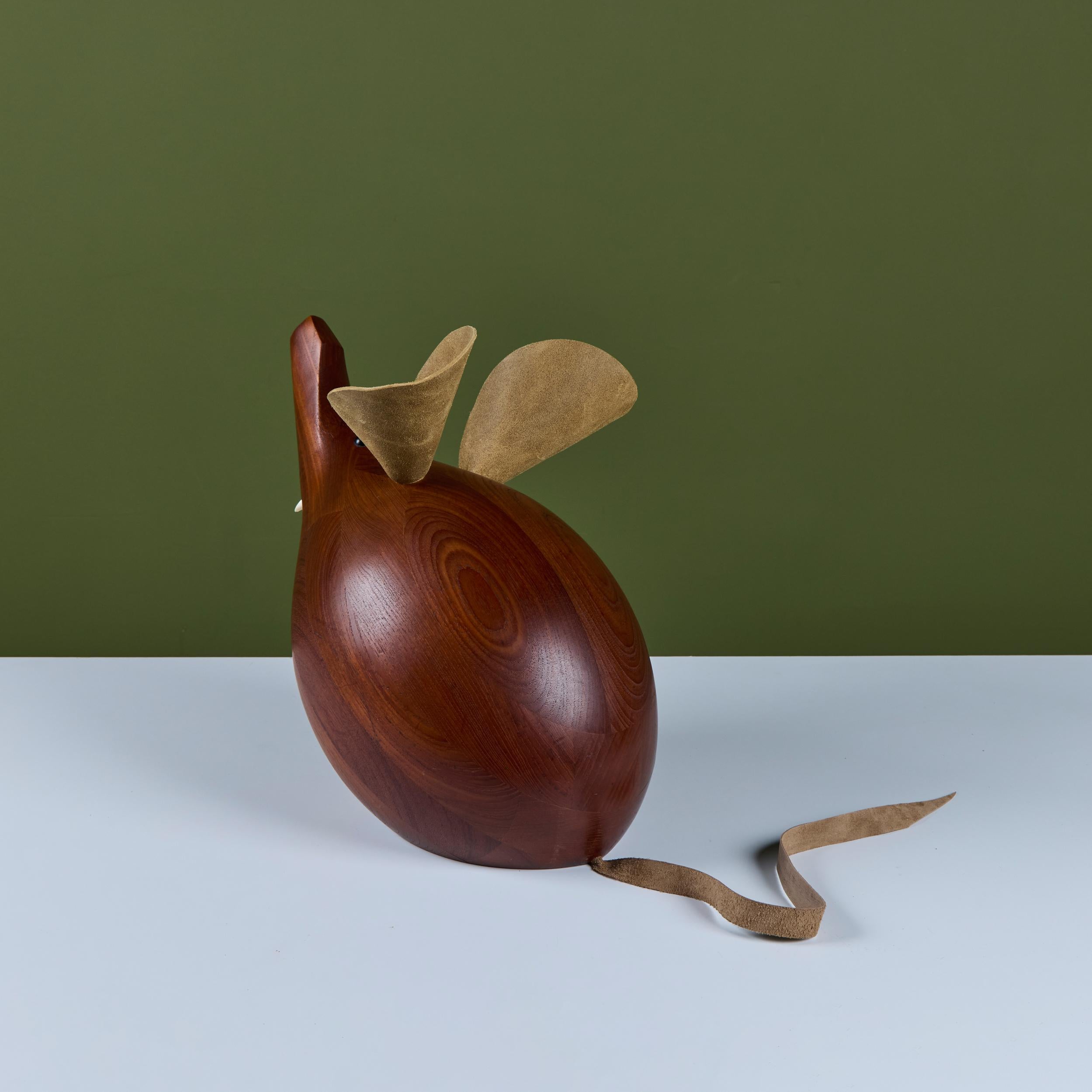 H. H. Danimarca Scultura di topo grande in teak in vendita 2