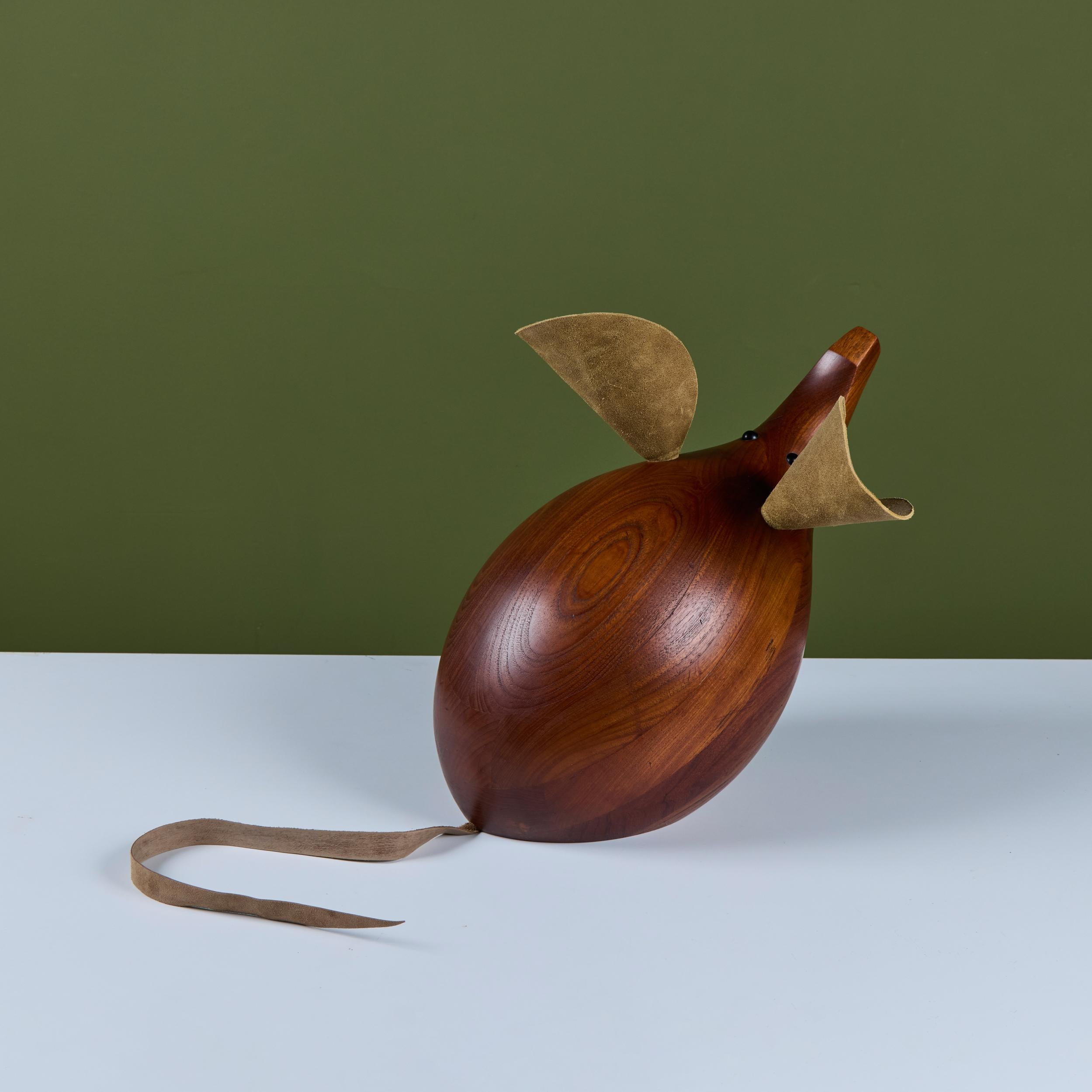 H. H. Danimarca Scultura di topo grande in teak in vendita 4