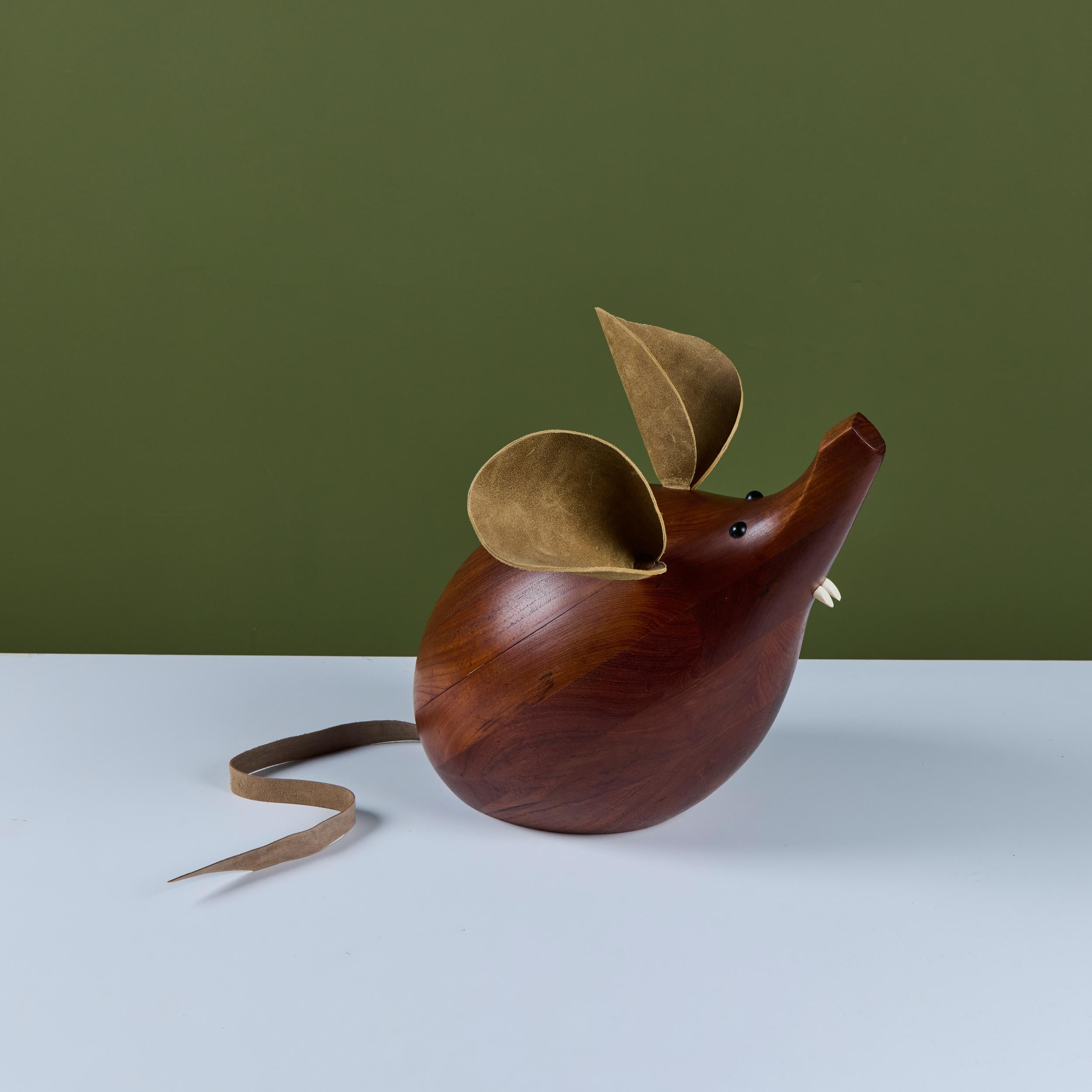 H. H. Danimarca Scultura di topo grande in teak in vendita 5